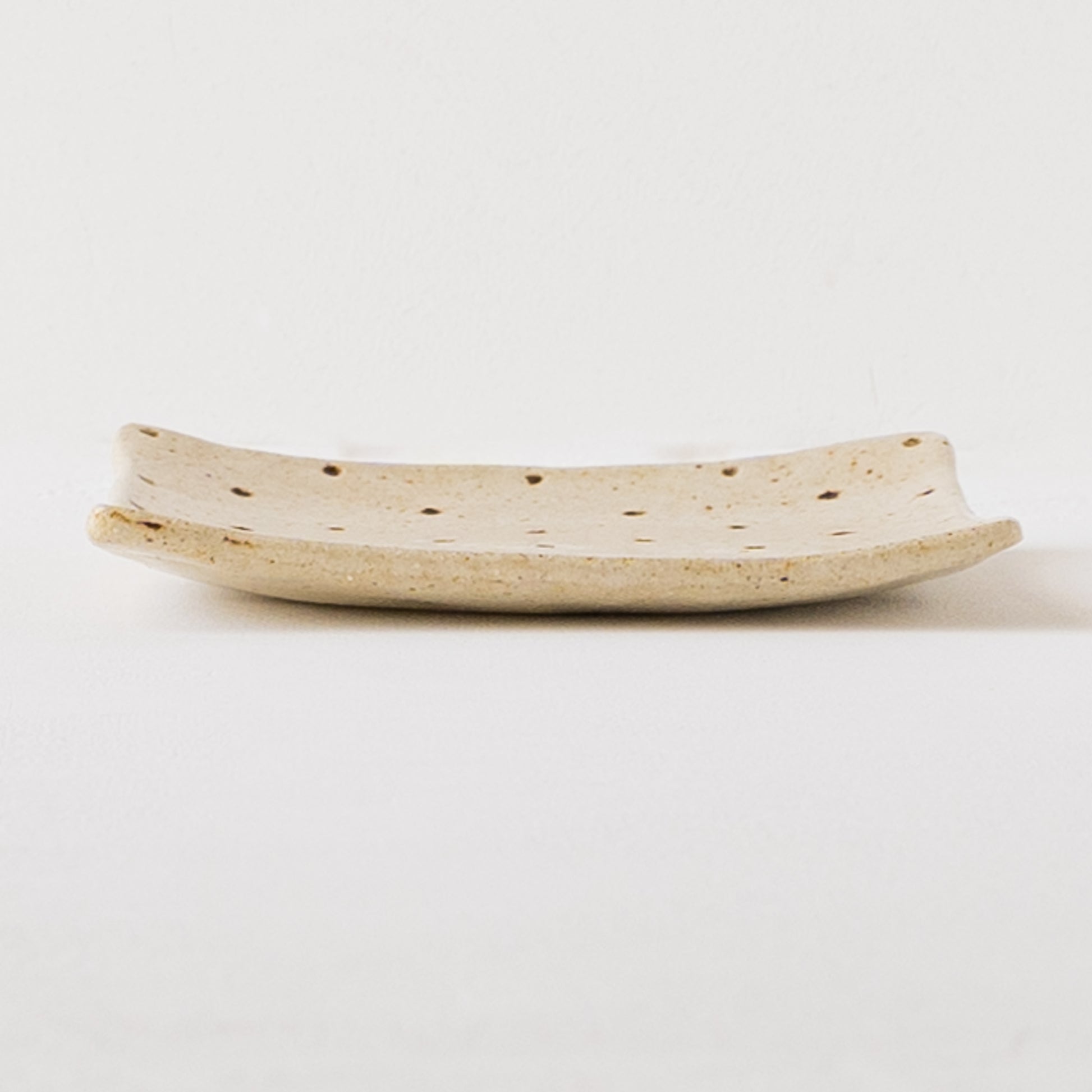 食卓を可愛く彩ってくれる金成潤子さんのドット柄の角皿