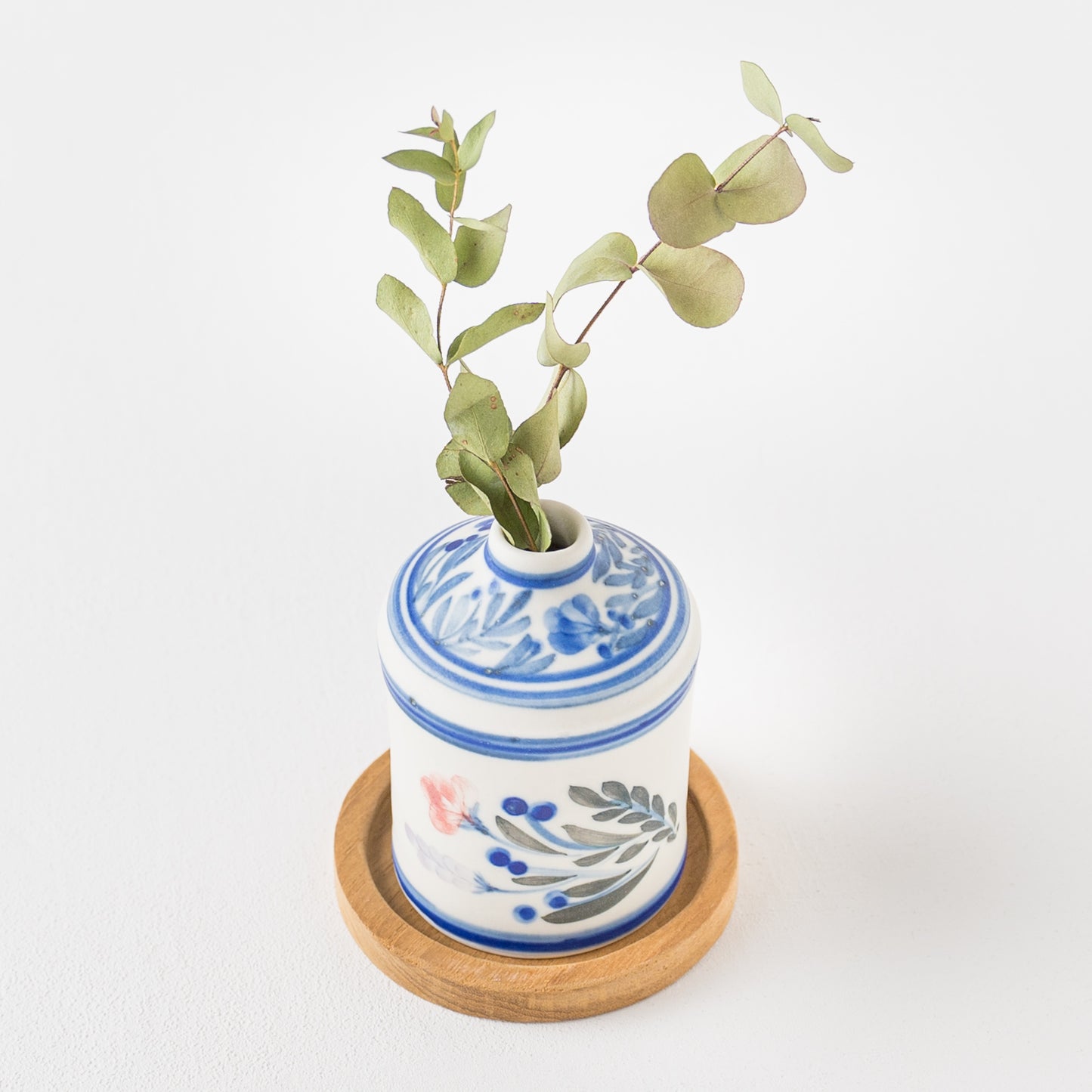 南欧の景色のような田中志保さんの花模様の花器