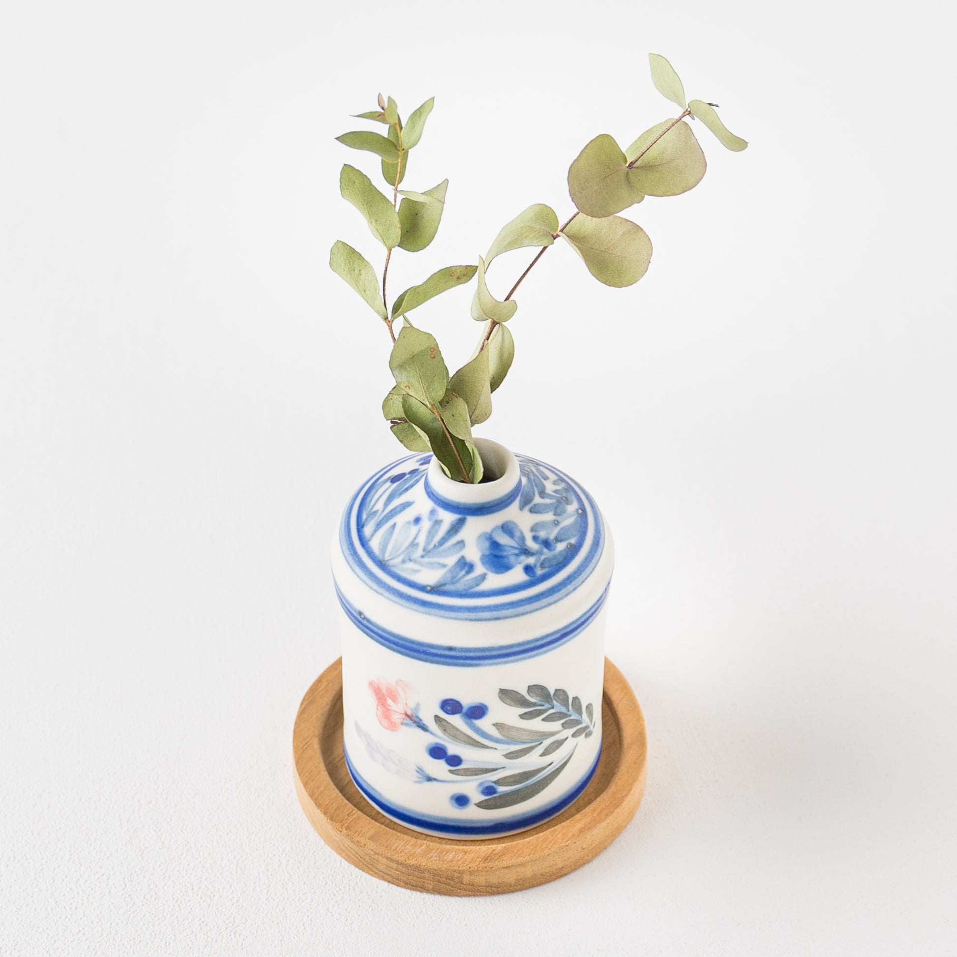 南欧の景色のような田中志保さんの花模様の花器