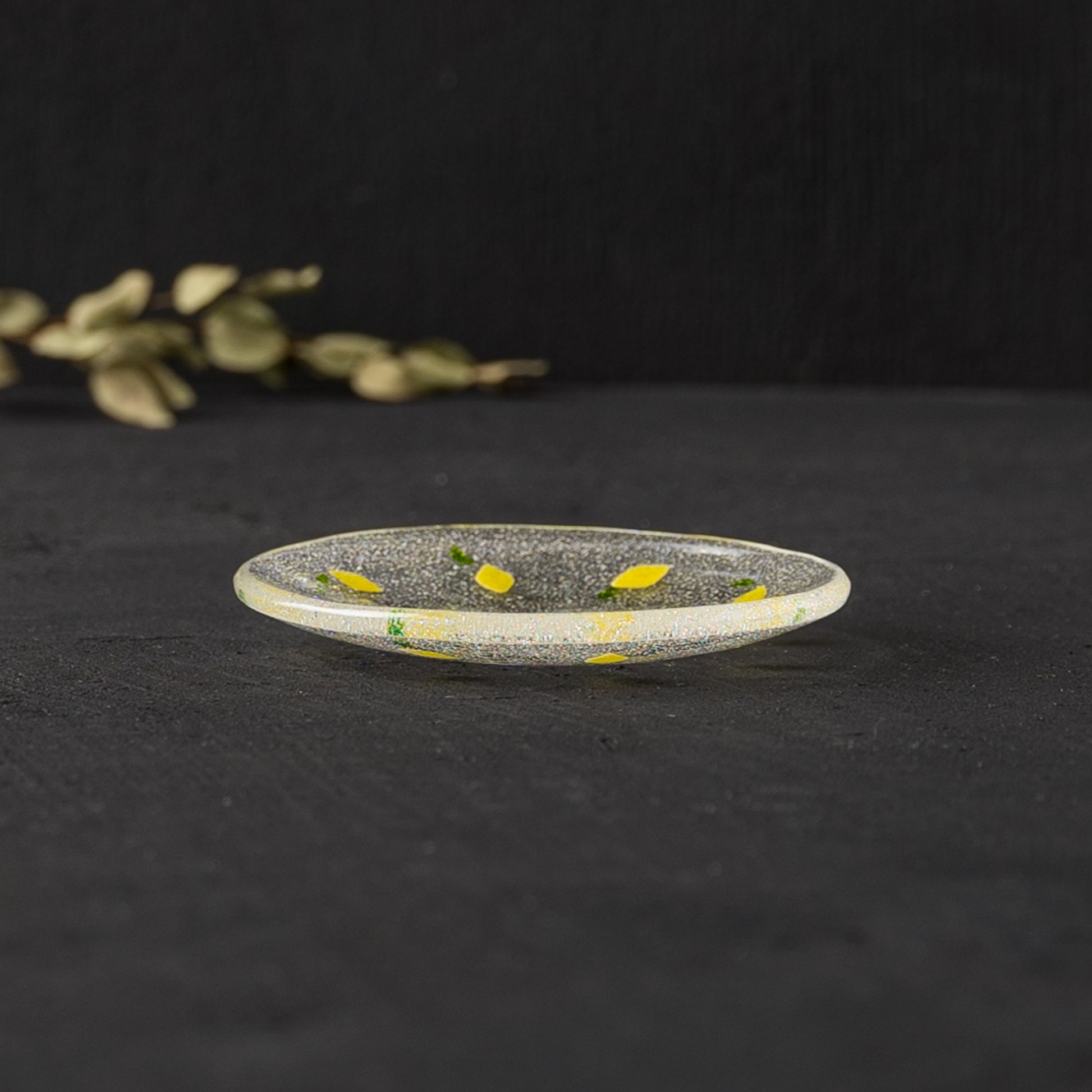 調味料入れにもぴったり合う石塚悠さんのレモン柄の豆皿