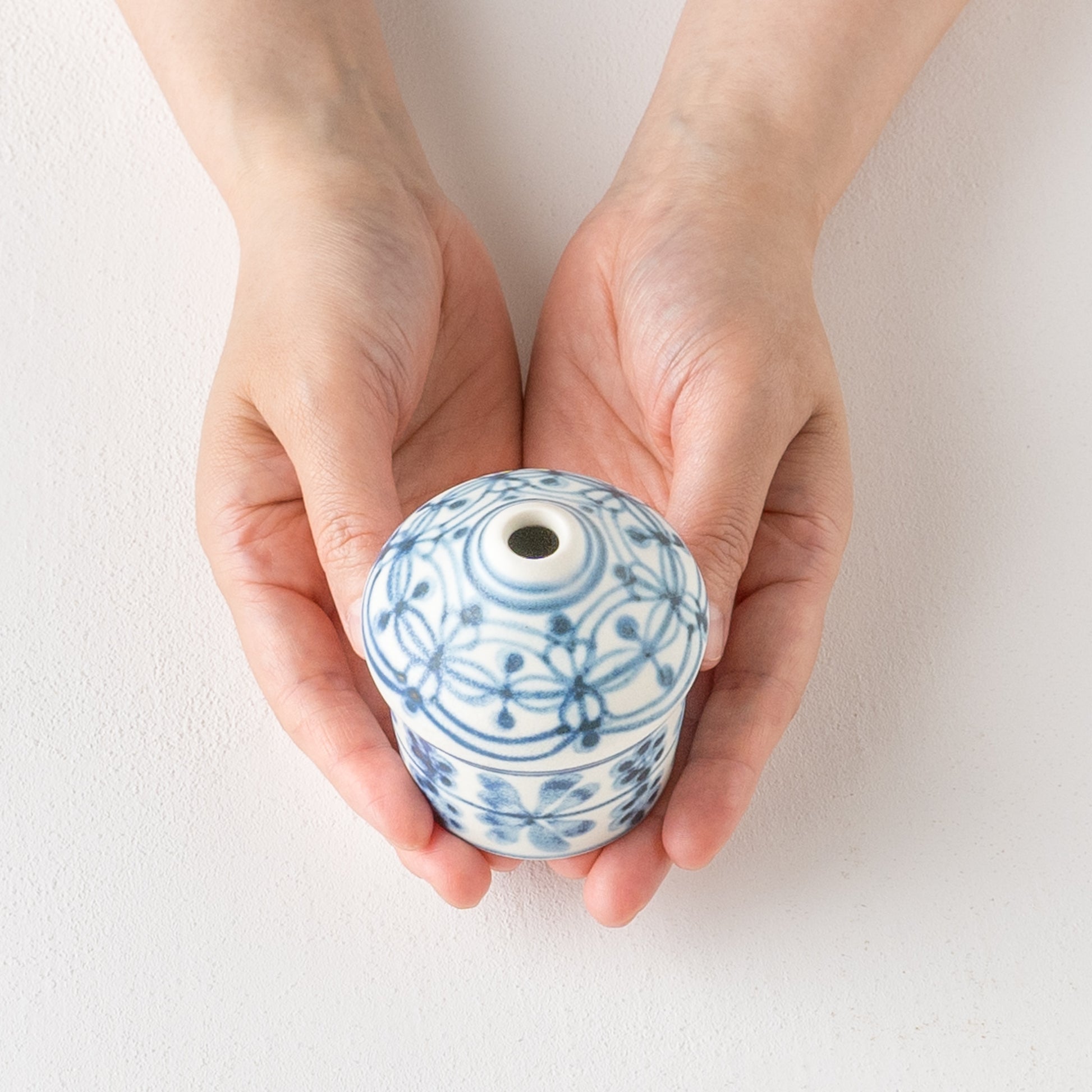 南ヨーロッパの情景が目に浮かぶ田中志保さんの花模様の花器
