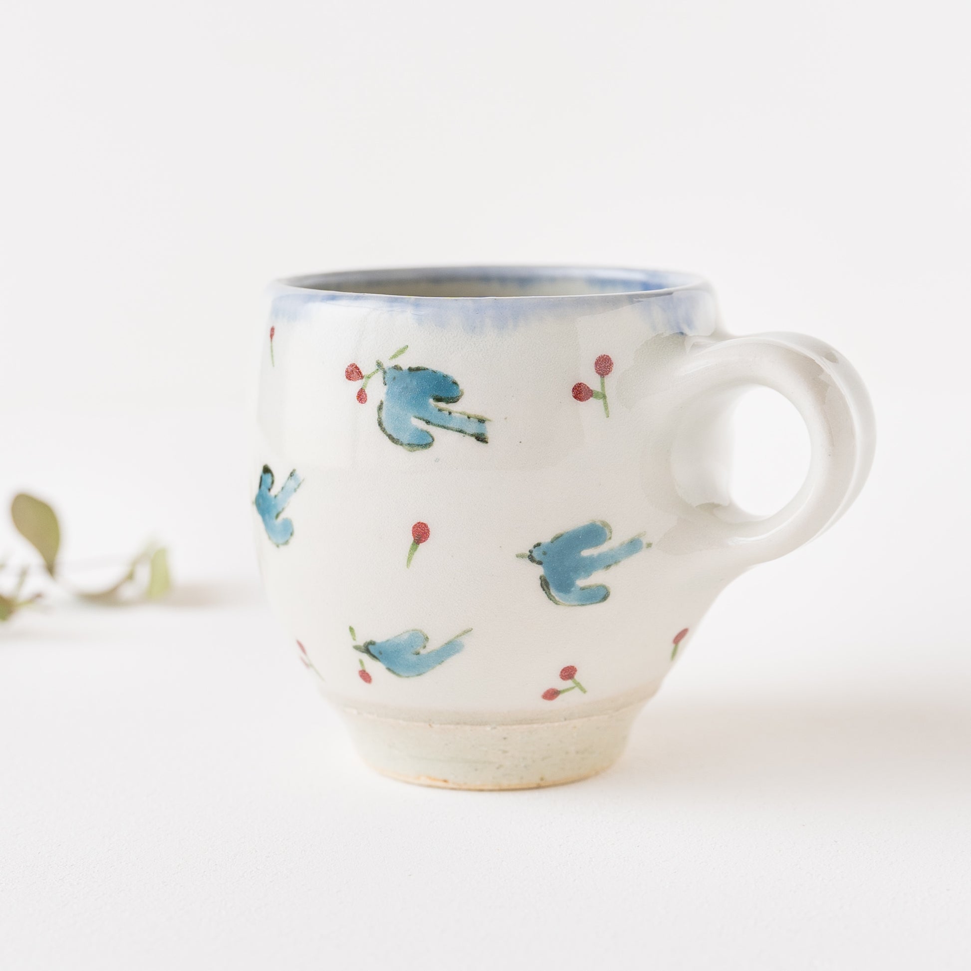 青い鳥の絵柄に心が癒されるしののめ窯さんのマグ