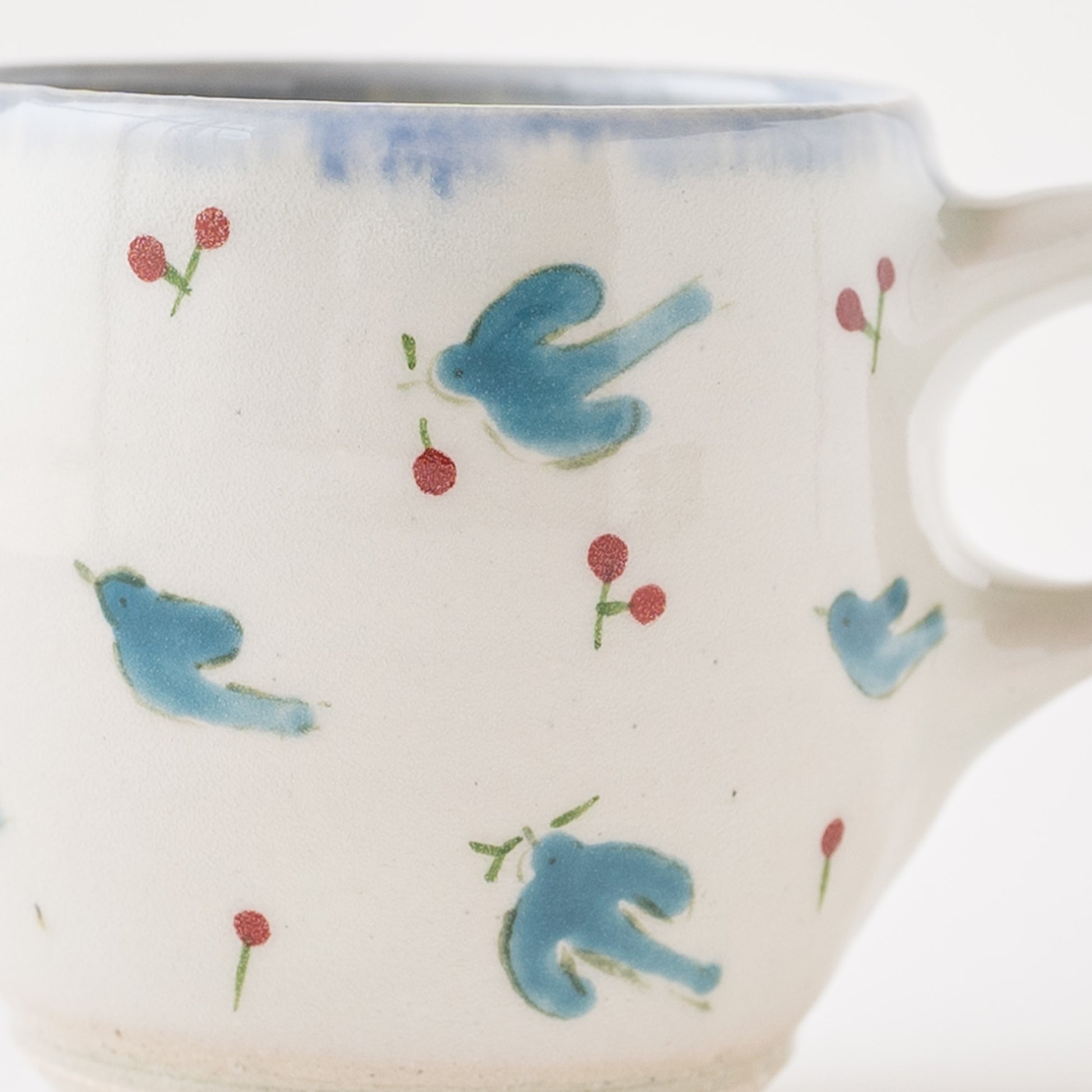 優し気な青い鳥の絵柄に癒されるしののめ窯さんのマグ