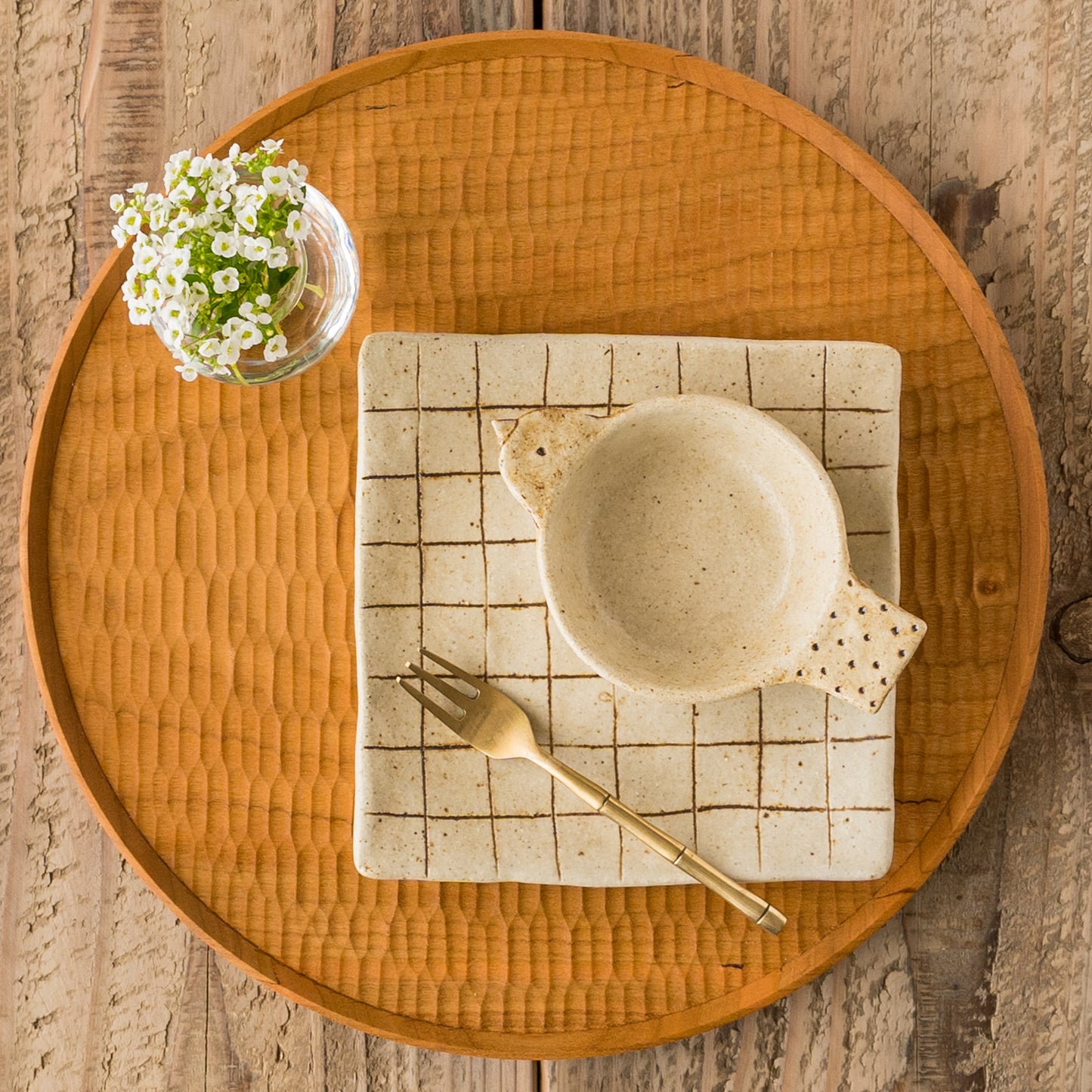 眺めているだけでほっこり癒される金成潤子さんの角皿ととり丸鉢