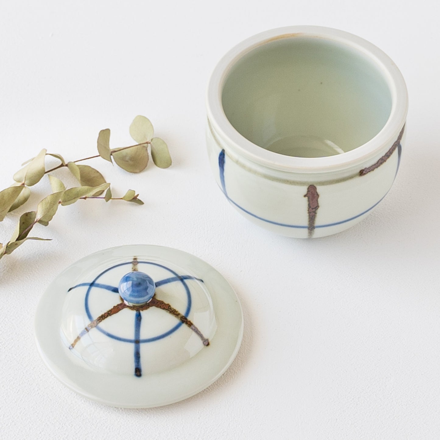 キャンディーポットとしても使えてかわいい有田焼大日窯の小壷