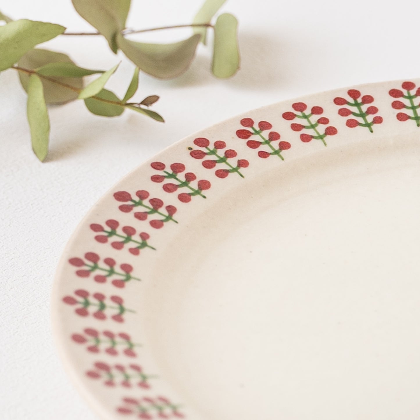 温かみのある木の実の絵柄にほっこりする鈴木あかねさんのリム取り皿