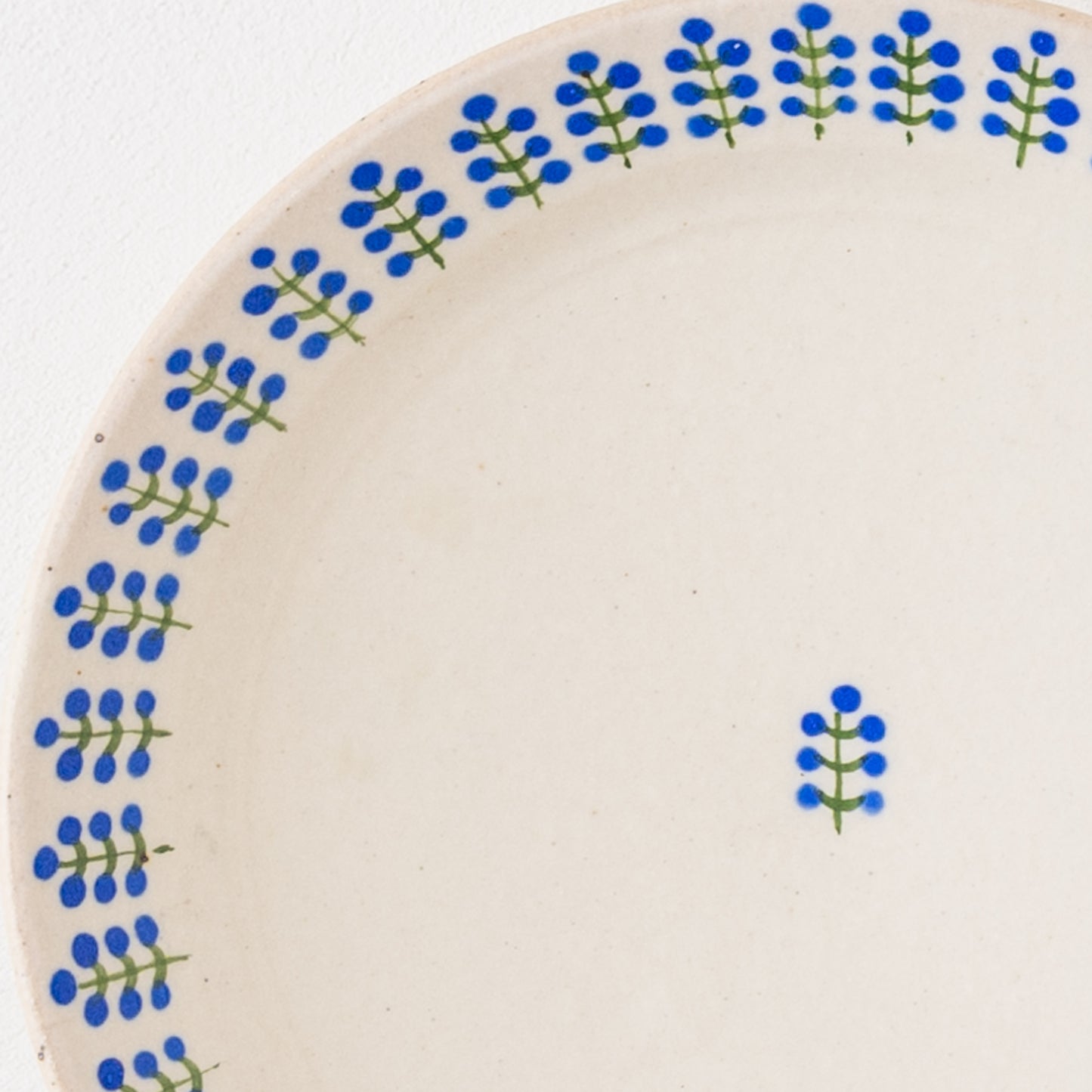 青い木の実がほっこりかわいいしののめ窯さんのスイーツ皿