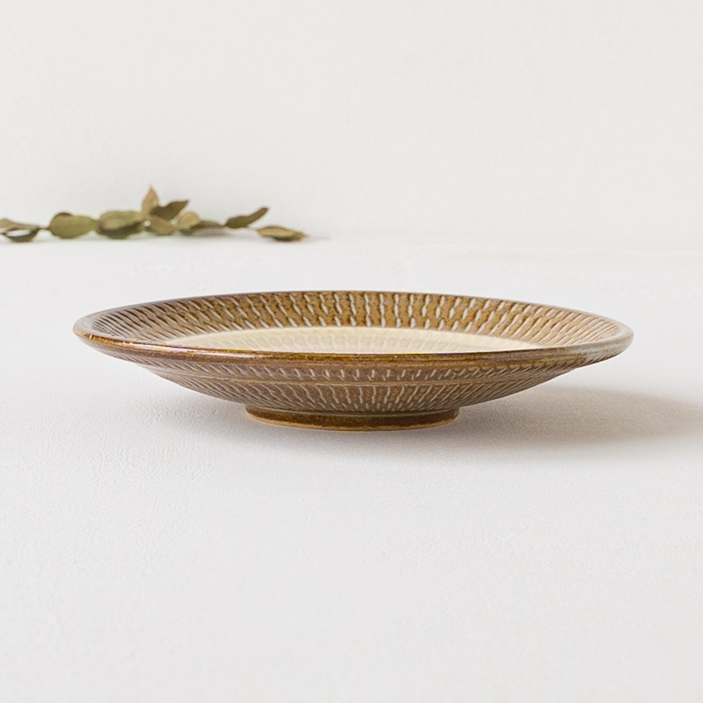 ちょこっとおやつを載せるのにぴったりな小石原焼翁明窯元の白釉の小皿