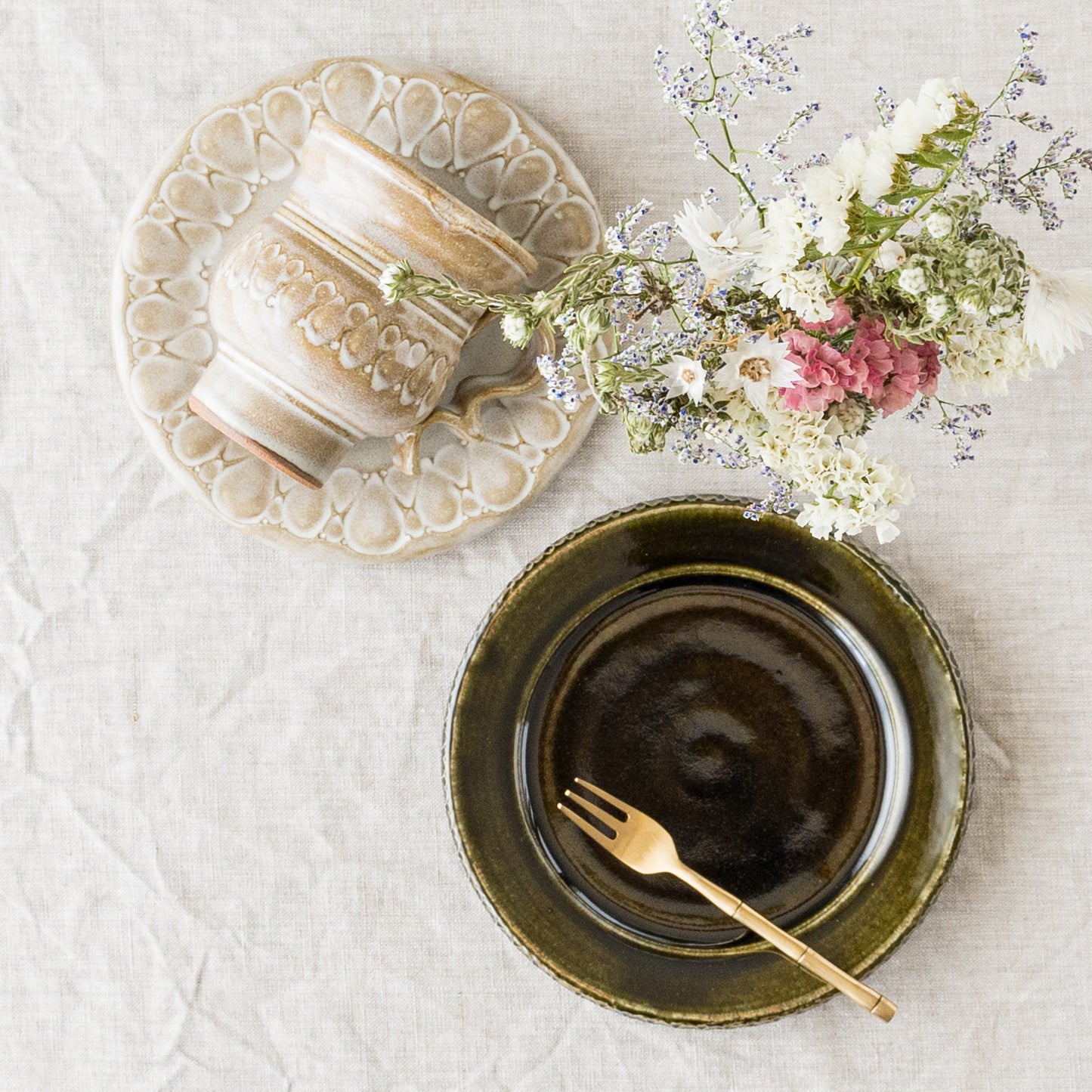 ルリアメ工房さんのプレート皿オリーブ色釉とカップ＆ソーサー