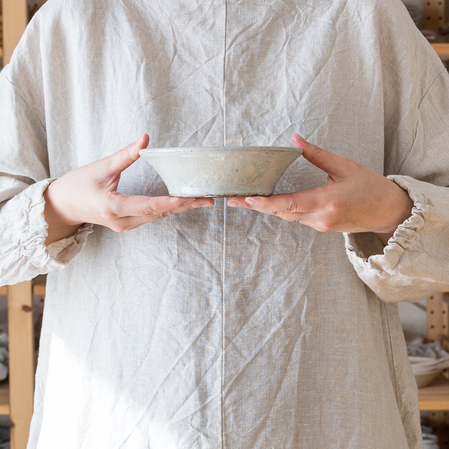 粉引きの白に温かみを感じる伊藤豊さんのナナメしのぎの切立ボウル