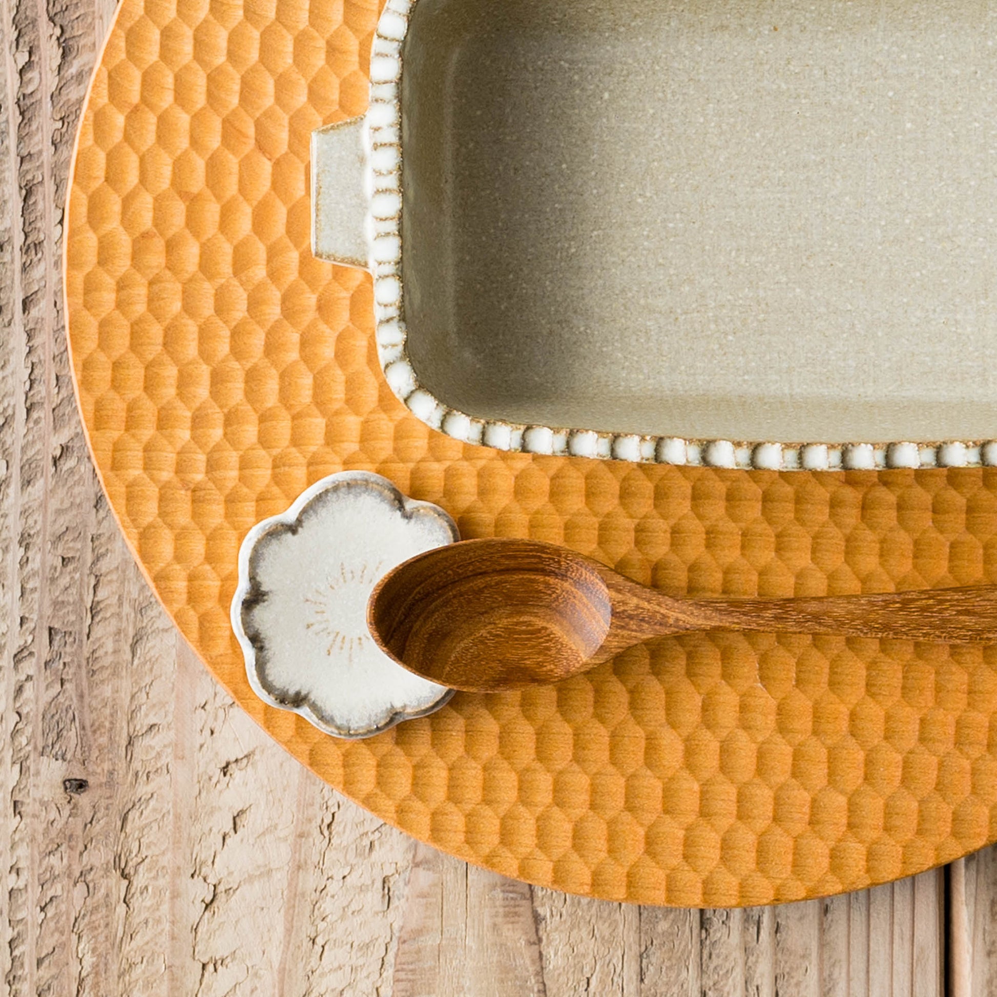 岡洋美さんの花型箸置きグレー