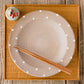 リズミカルに刻まれた飛び鉋が美しい小石原焼翁明窯元の8寸リム皿