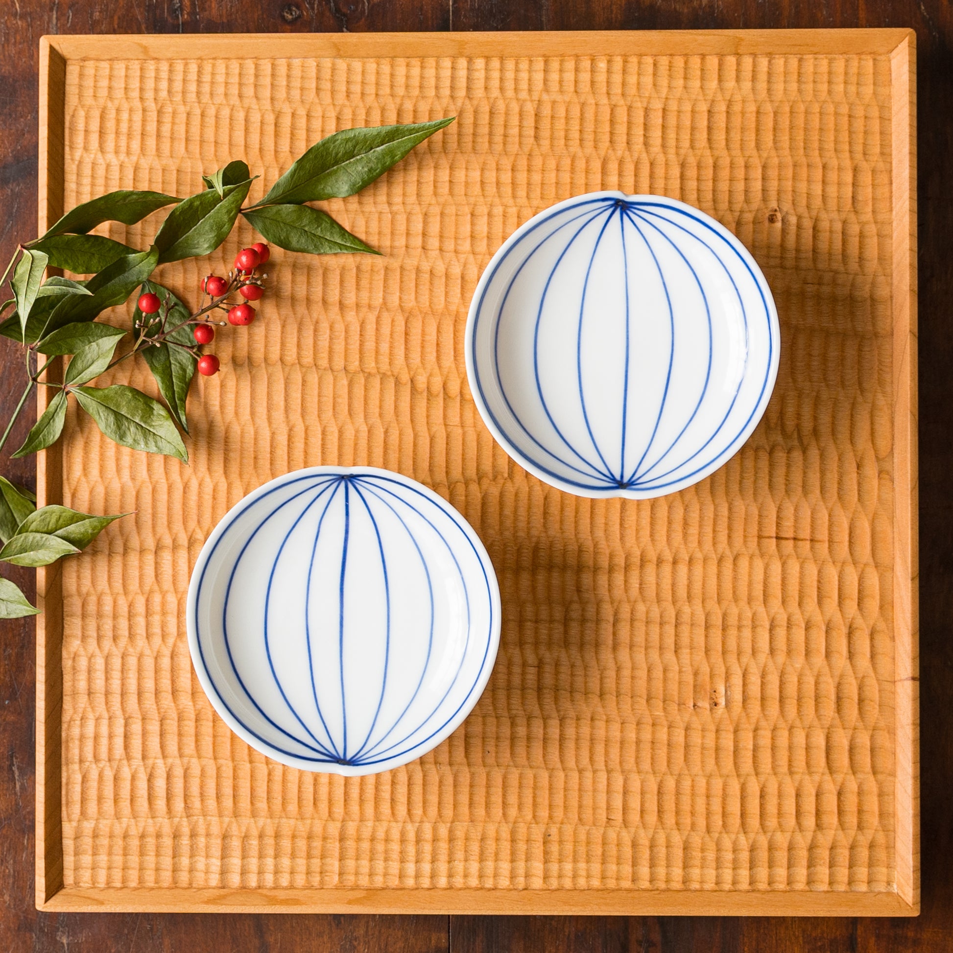 食卓が素敵に華やぐ染付窯屋眞窯のyoumyaku高台皿