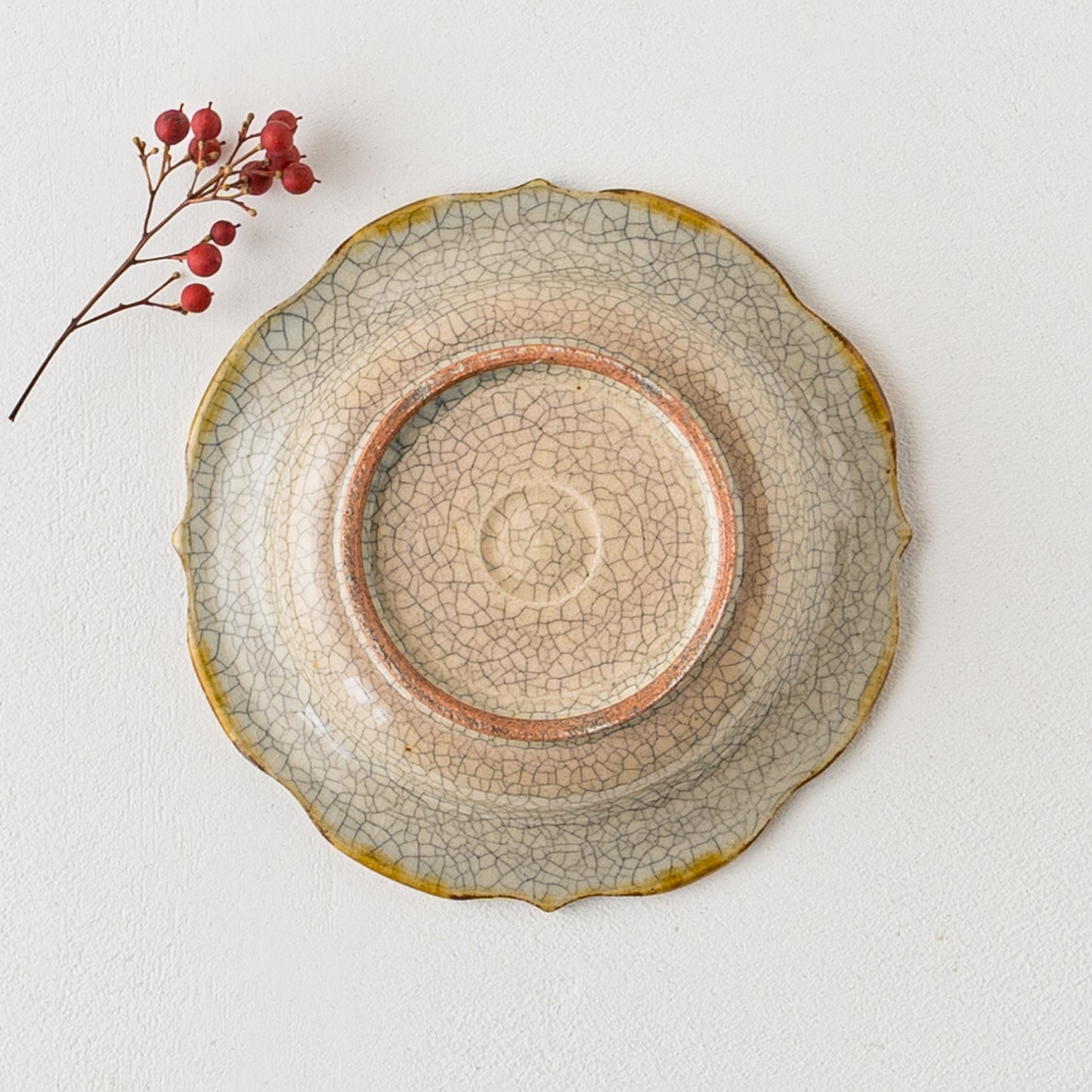 はなクラフトさんのリム縞輪花取り皿墨入貫入