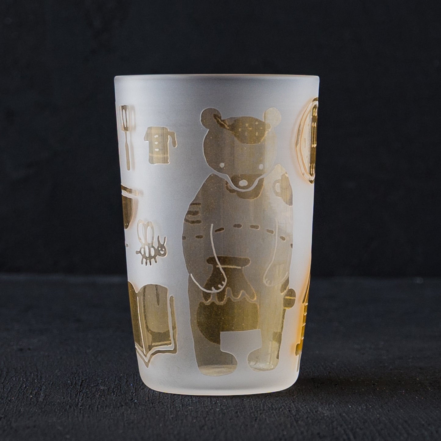 やさし気なクマとおやつ道具の絵柄にほっこりするワタナベサラさんのおやつのグラス