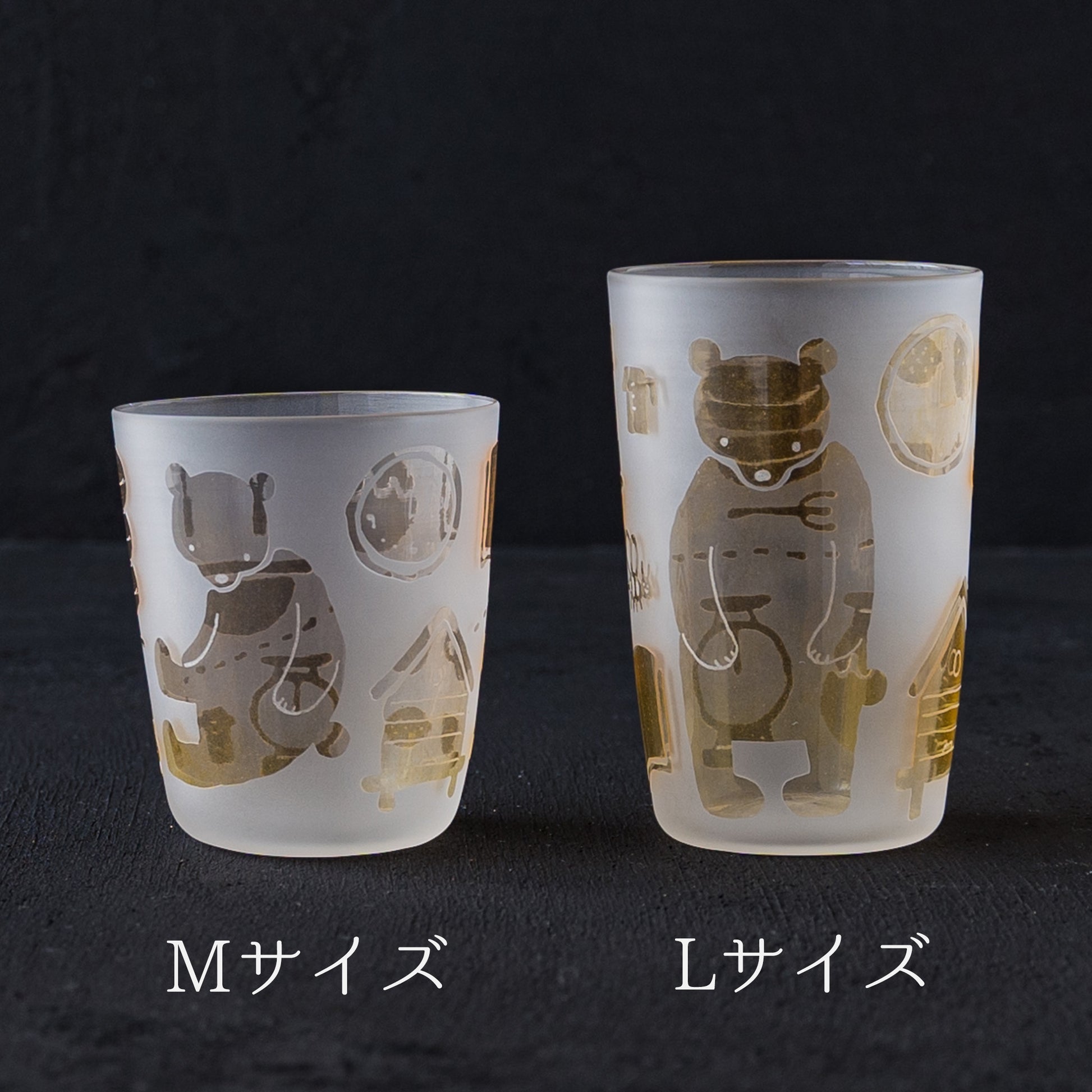 クマとおやつ道具の絵柄が可愛らしいワタナベサラさんのおやつのグラス