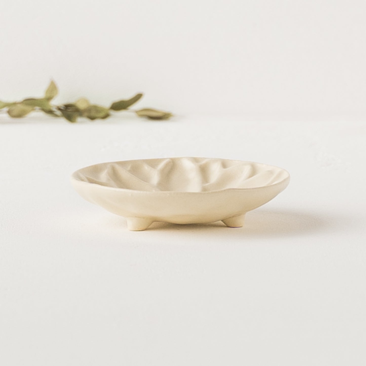 アイボリーのような白に温かみを感じるyoshida potteryの豆皿