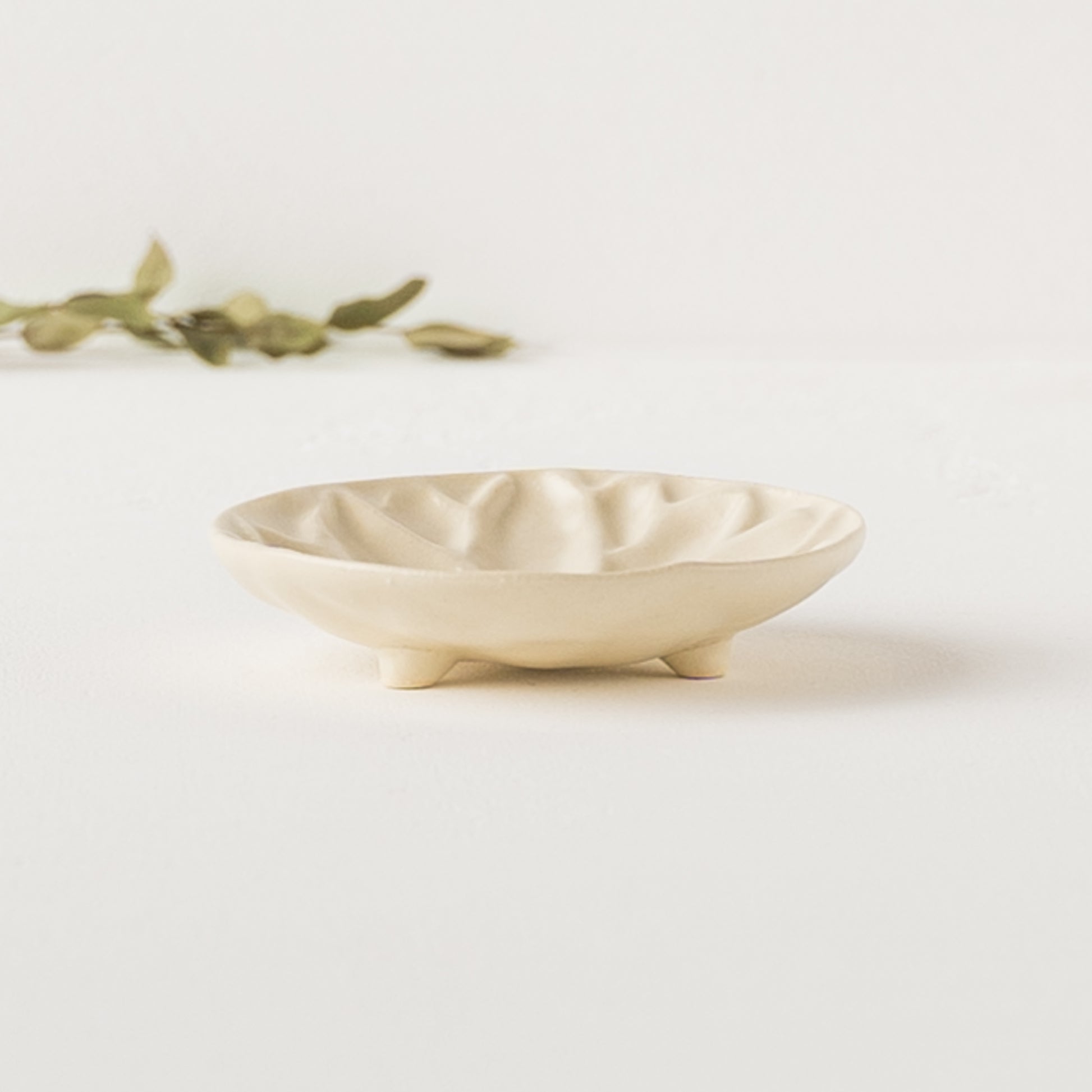 アイボリーのような白に温かみを感じるyoshida potteryの豆皿