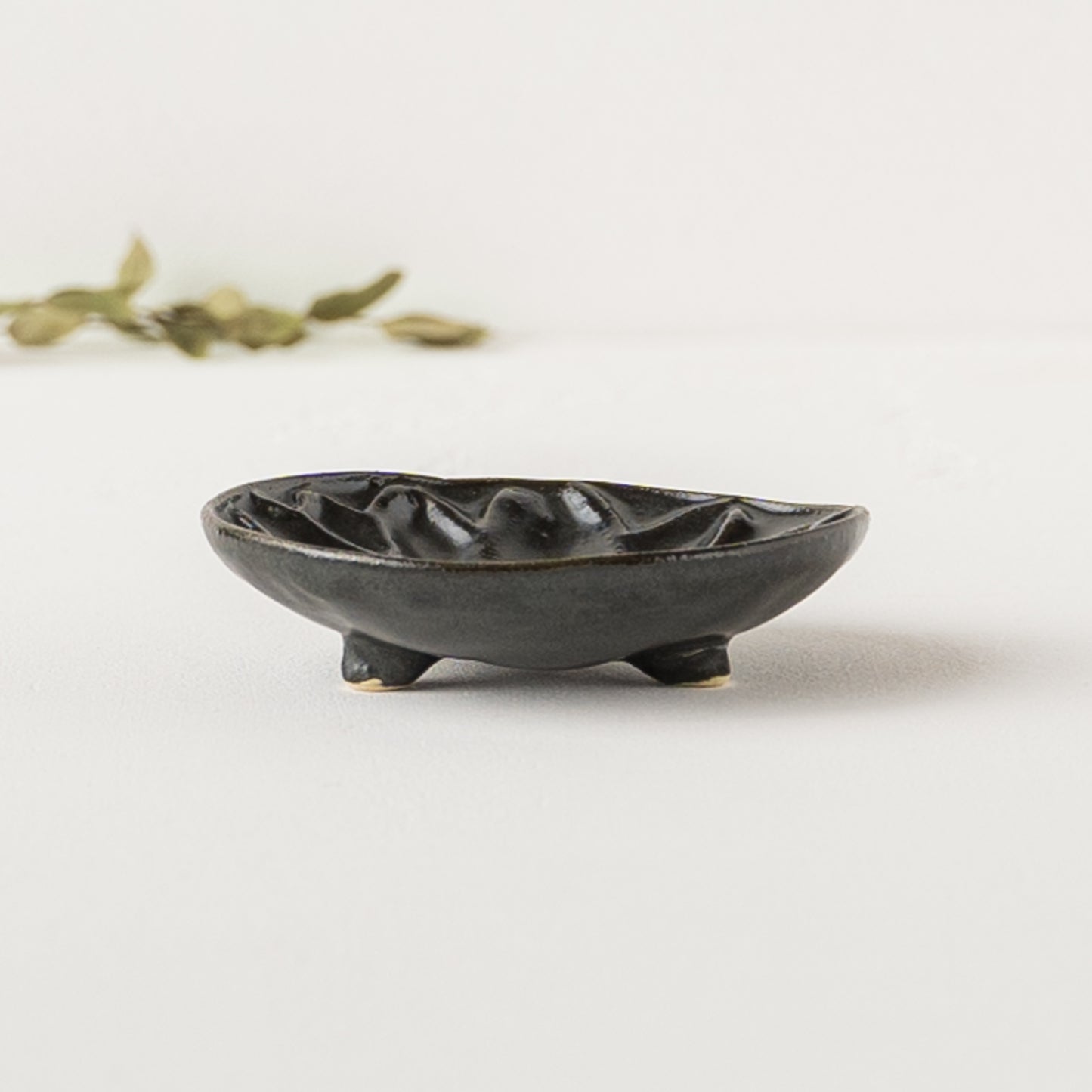 足付きでおしゃれなyoshida potteryのマーガレット模様の豆皿