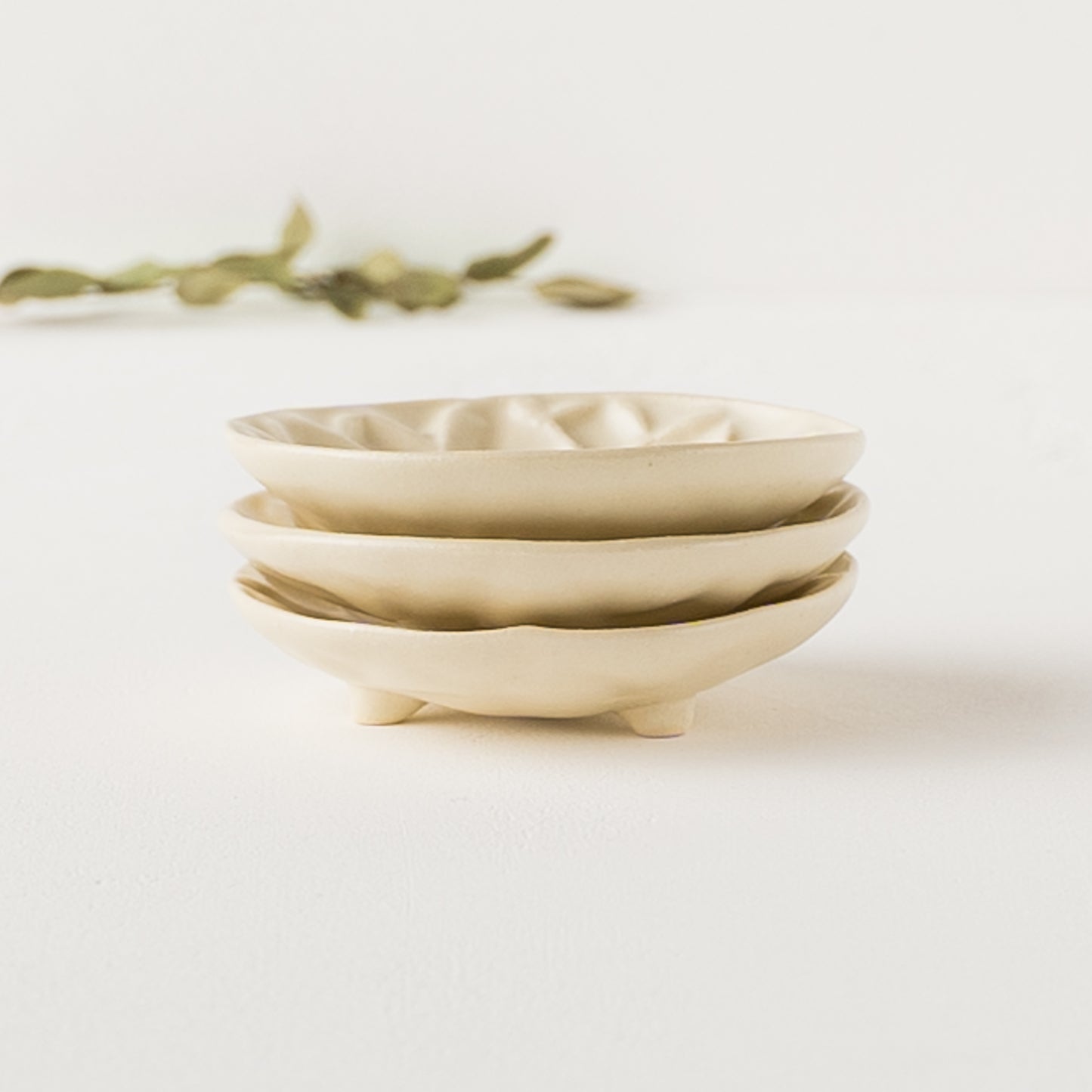 食卓に置いているだけで上品に華やぐyoshida potteryの豆皿