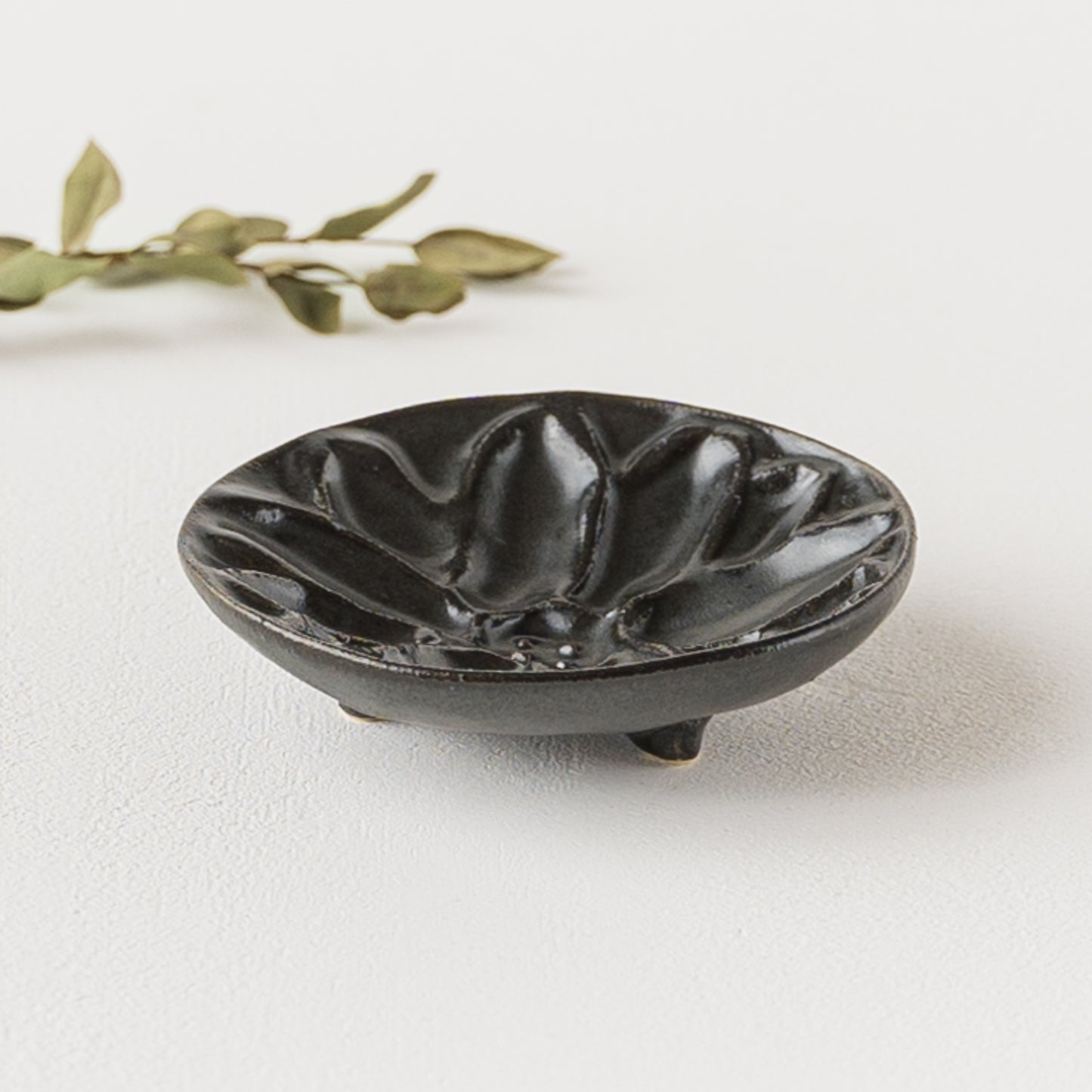 アクセサリー置きとしてもぴったり似合うyoshida potteryの豆皿