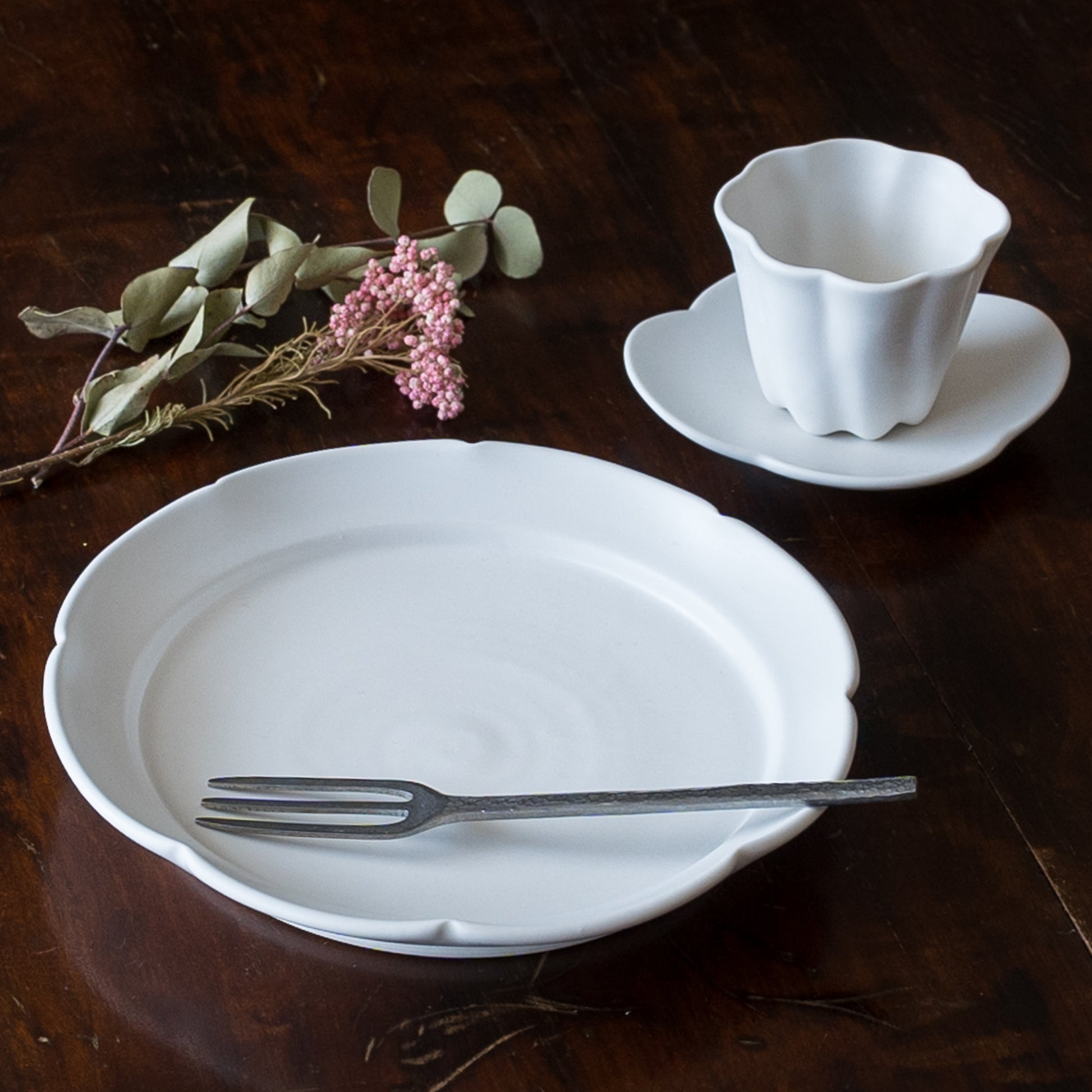 素敵な時間を演出してくれる藤村佳澄さんのカヌレ茶器とケーキ皿