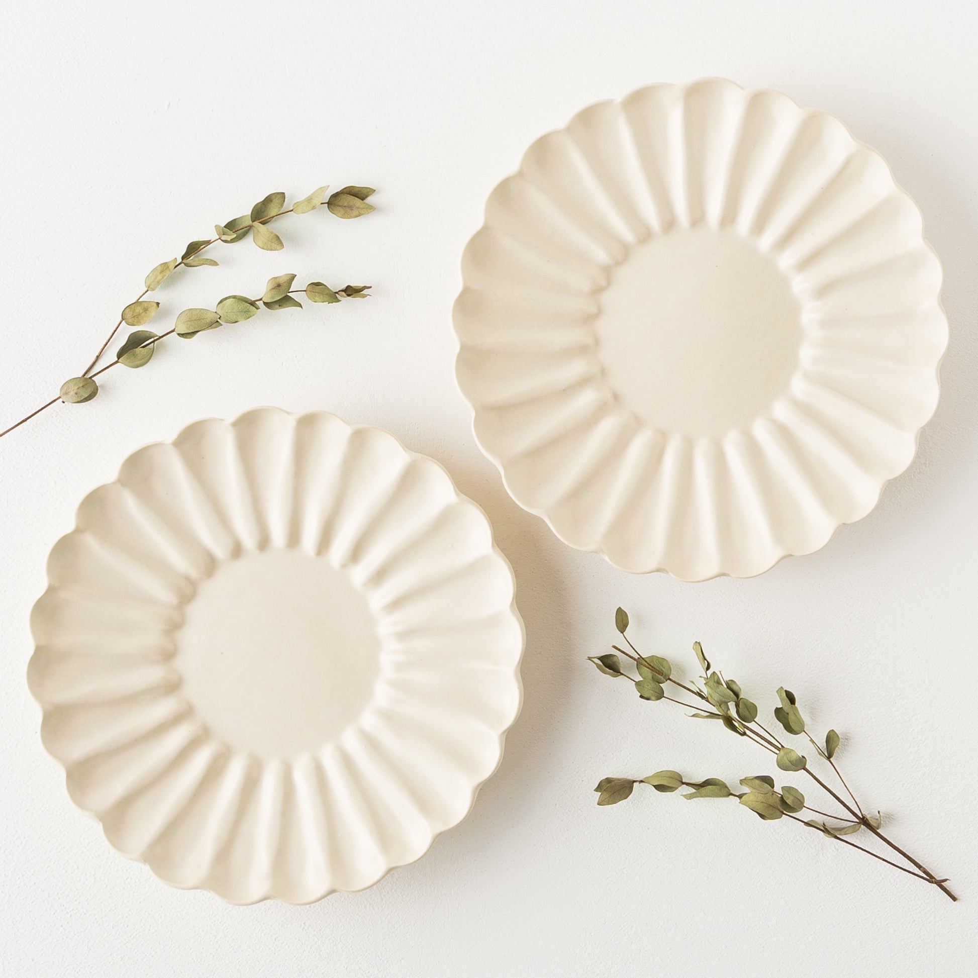 食卓を上品に彩ってくれるyoshida potteryの輪花皿