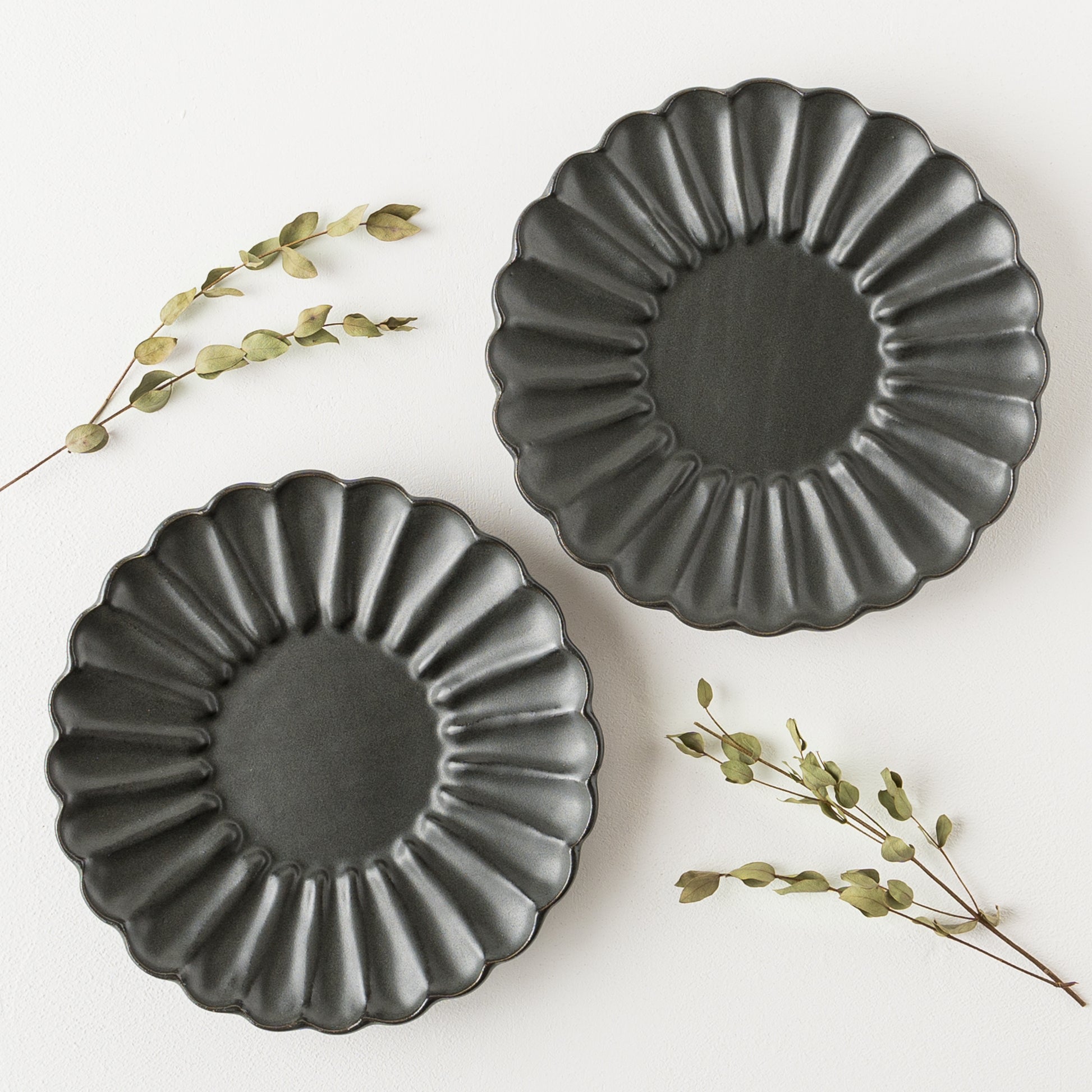 食卓を素敵に彩ってくれるyoshida potteryの輪花皿