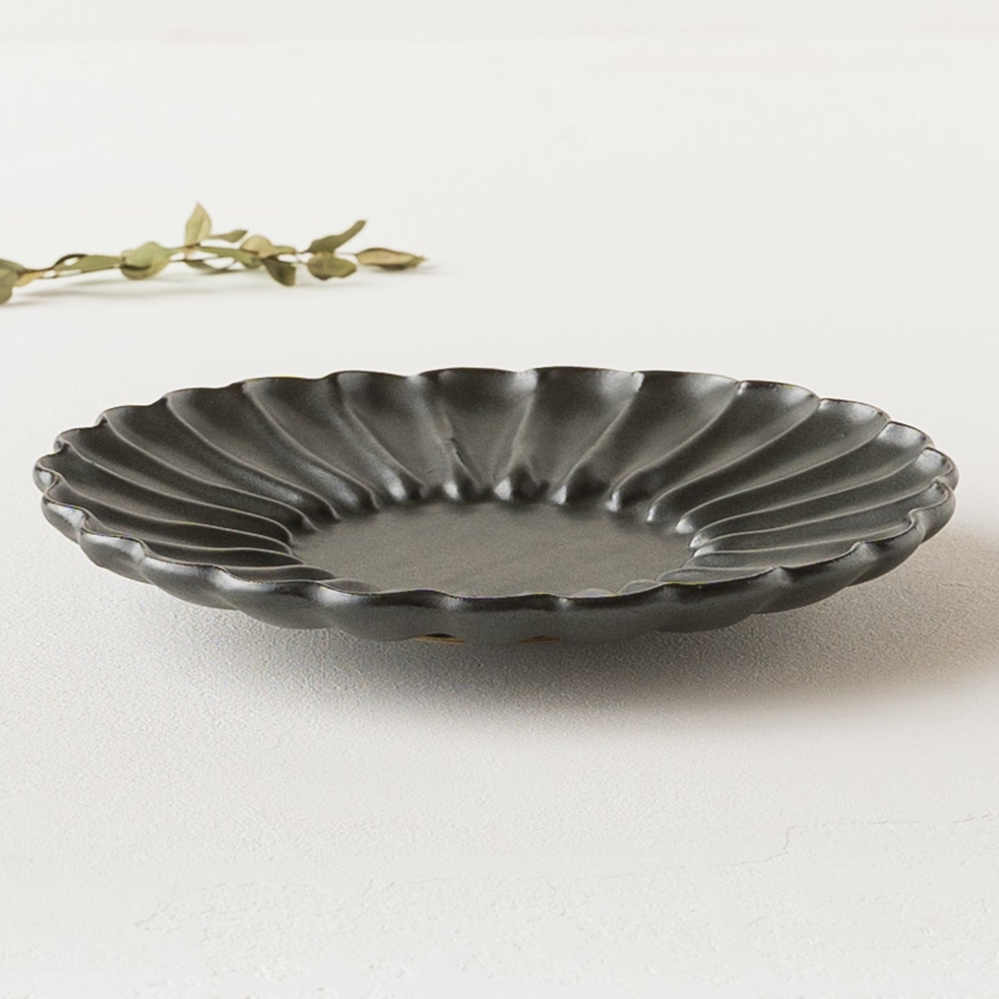 食卓が素敵に華やぐyoshida potteryの輪花皿