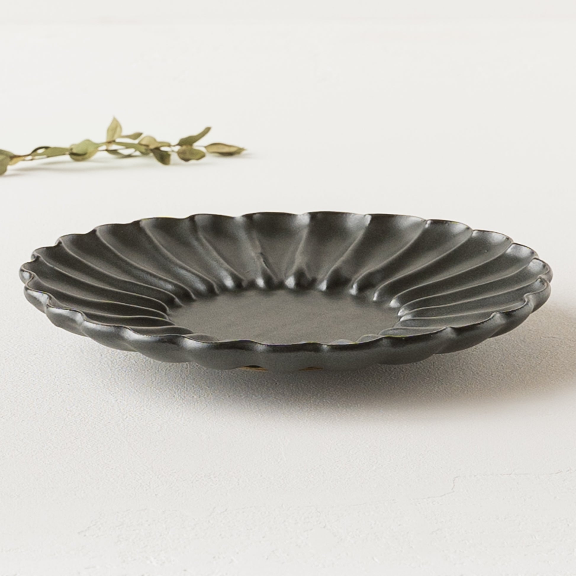 食卓が素敵に華やぐyoshida potteryの輪花皿