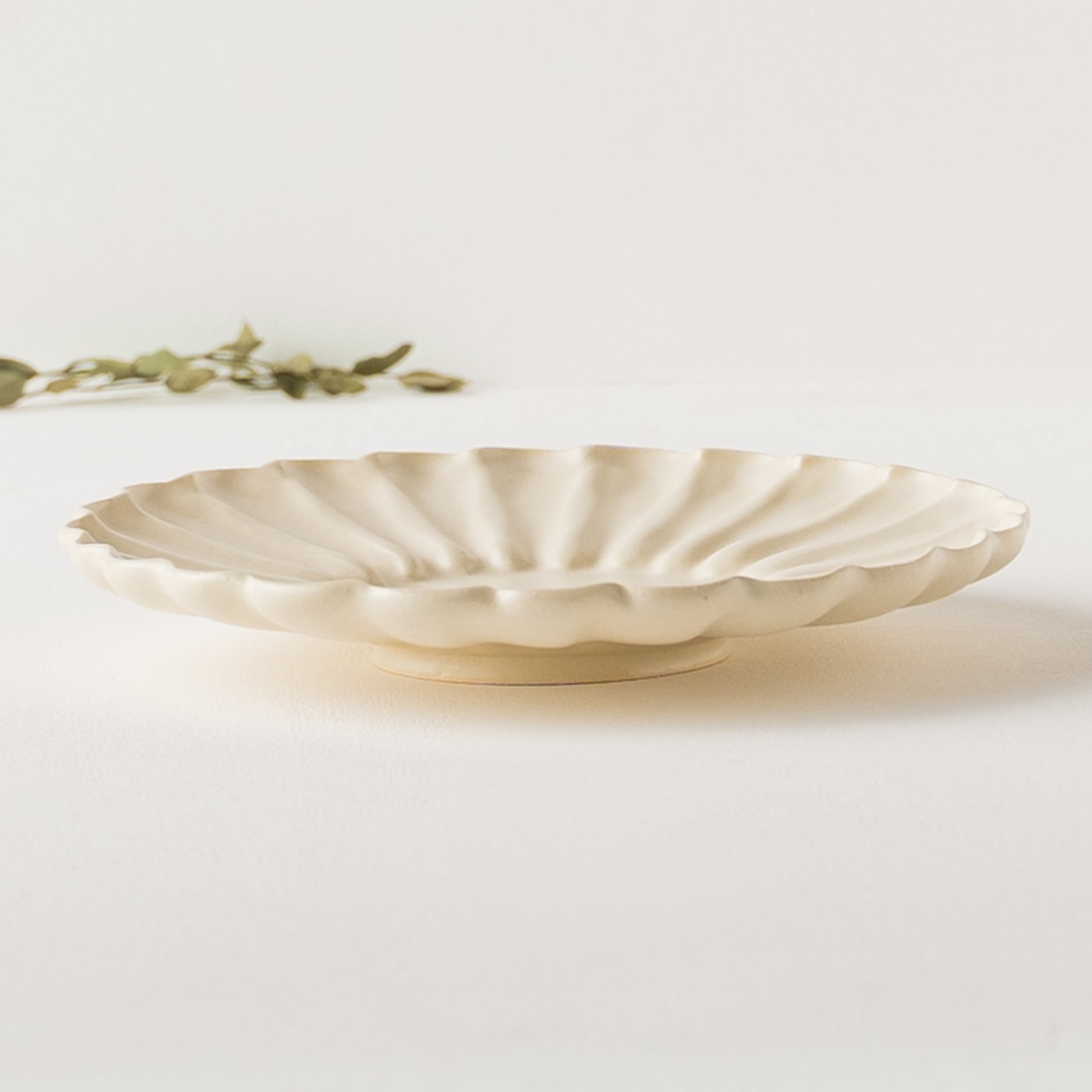 アイボリーのような白に温かみを感じるyoshida potteryの輪花皿
