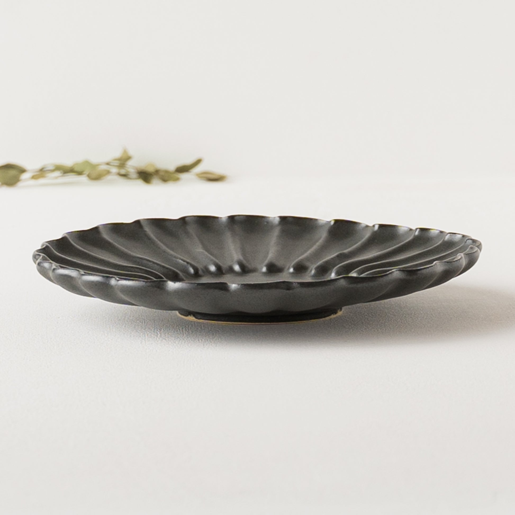 お料理がぐっと引き立つyoshida potteryの輪花皿