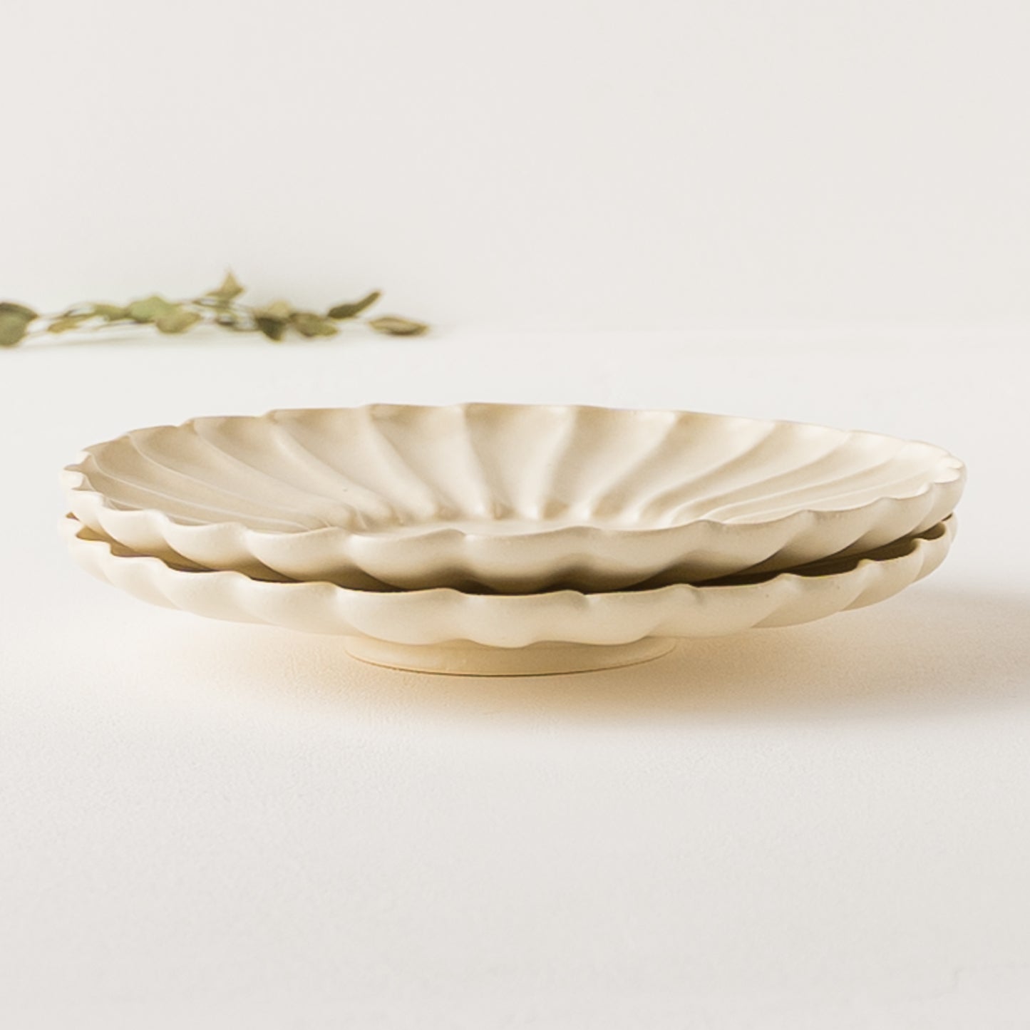 食卓を素敵に彩ってくれるyoshida potteryの輪花皿