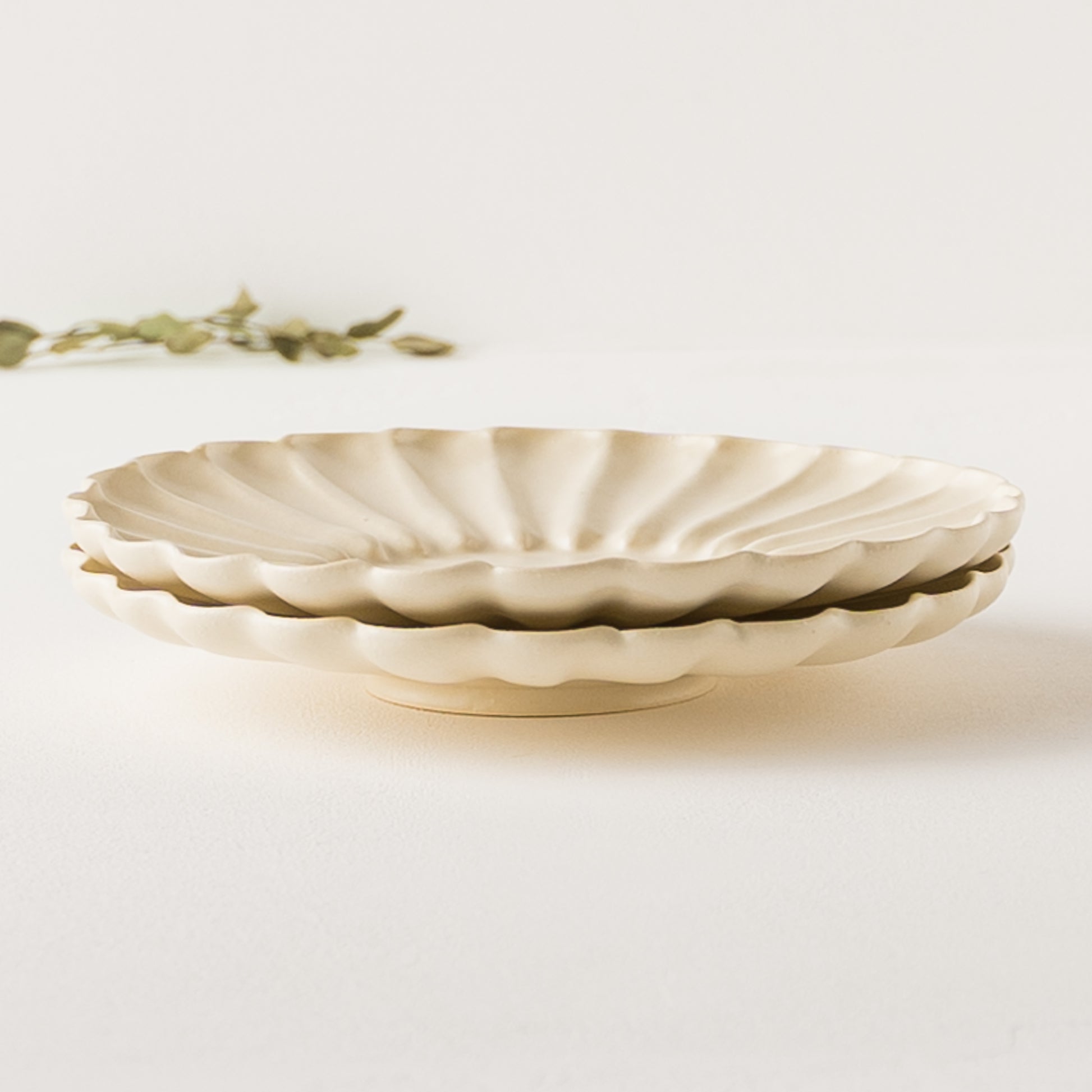 食卓を素敵に彩ってくれるyoshida potteryの輪花皿