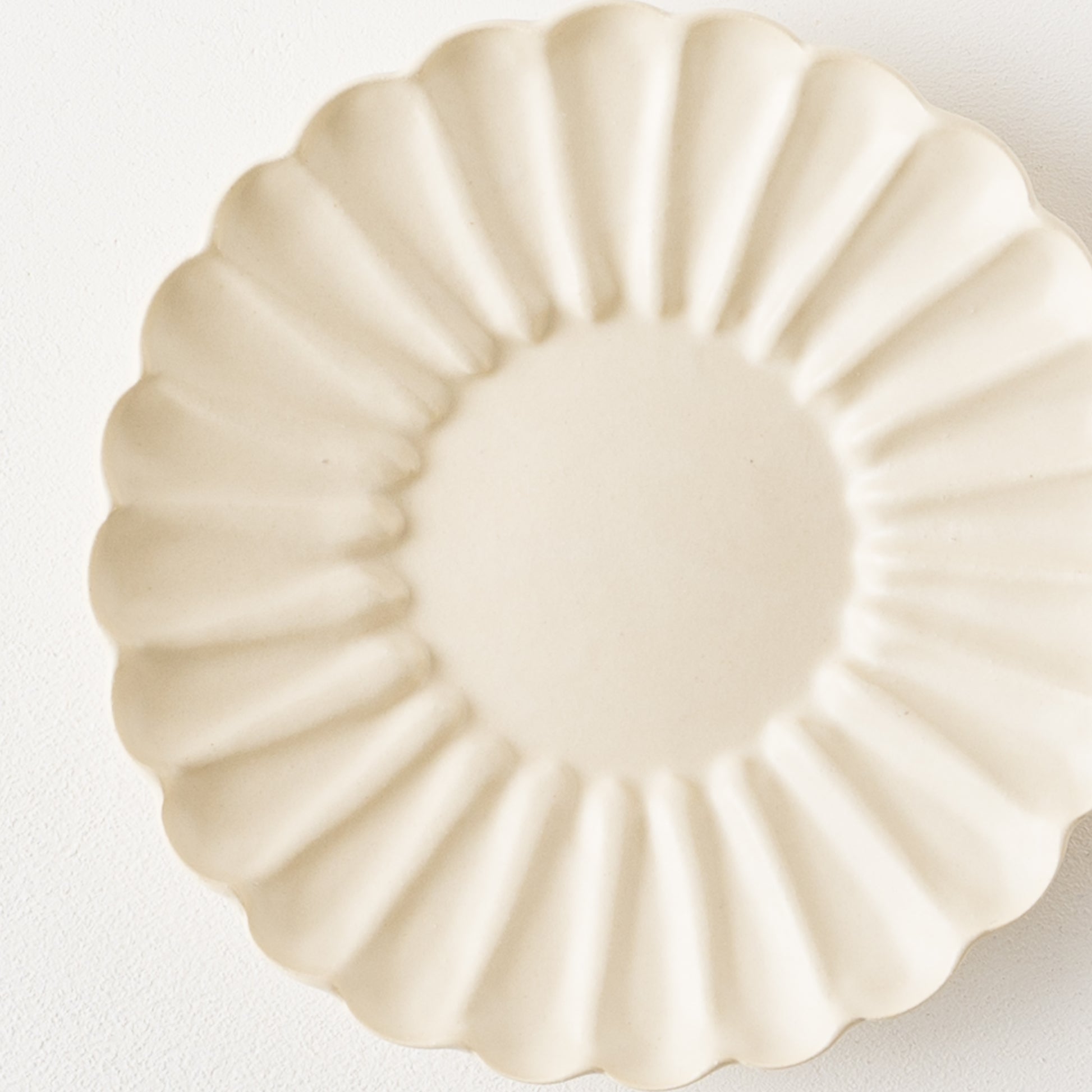 輪花のかたちが美しいyoshida potteryの輪花皿