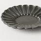 グレーがかった黒にあたたかみを感じるyoshida potteryの輪花皿