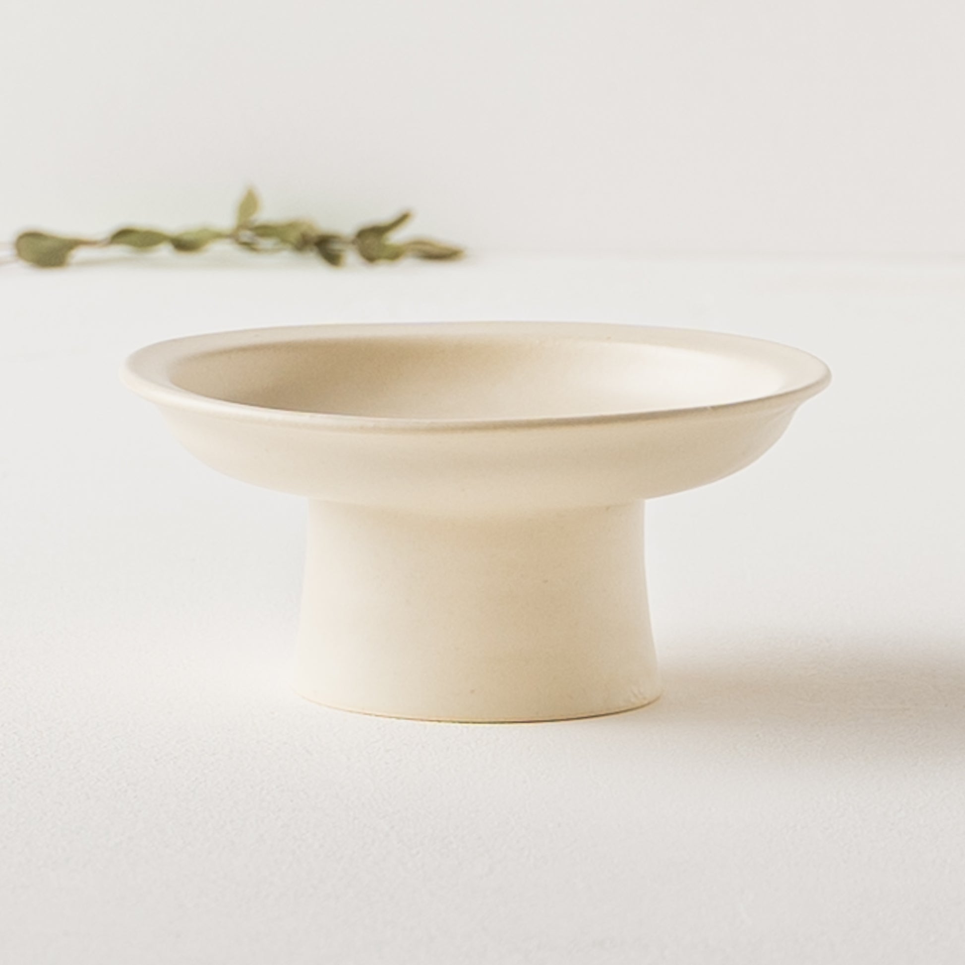 佇まいが美しいyoshida potteryの高杯皿