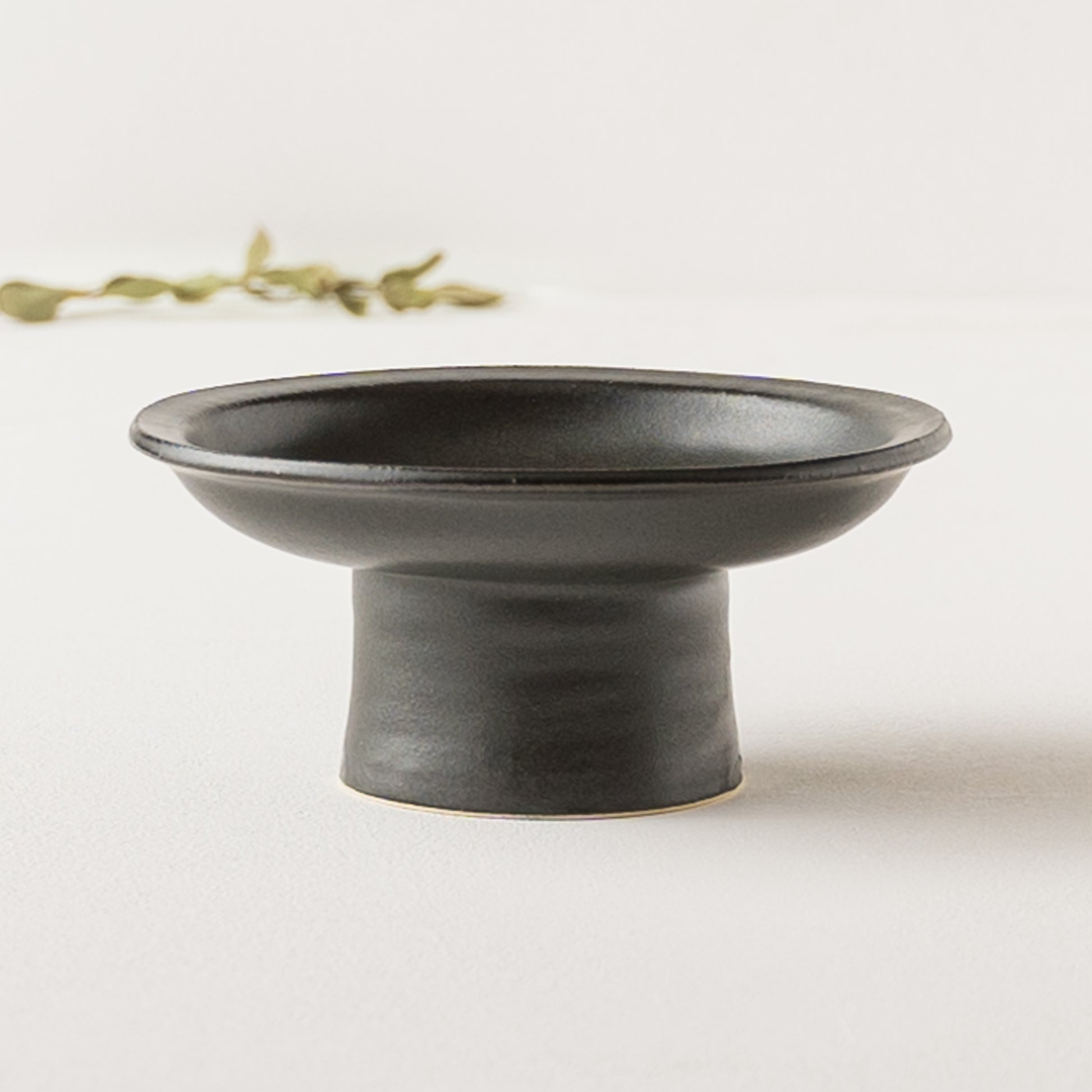 シンプルで美しいyoshida potteryの高杯皿