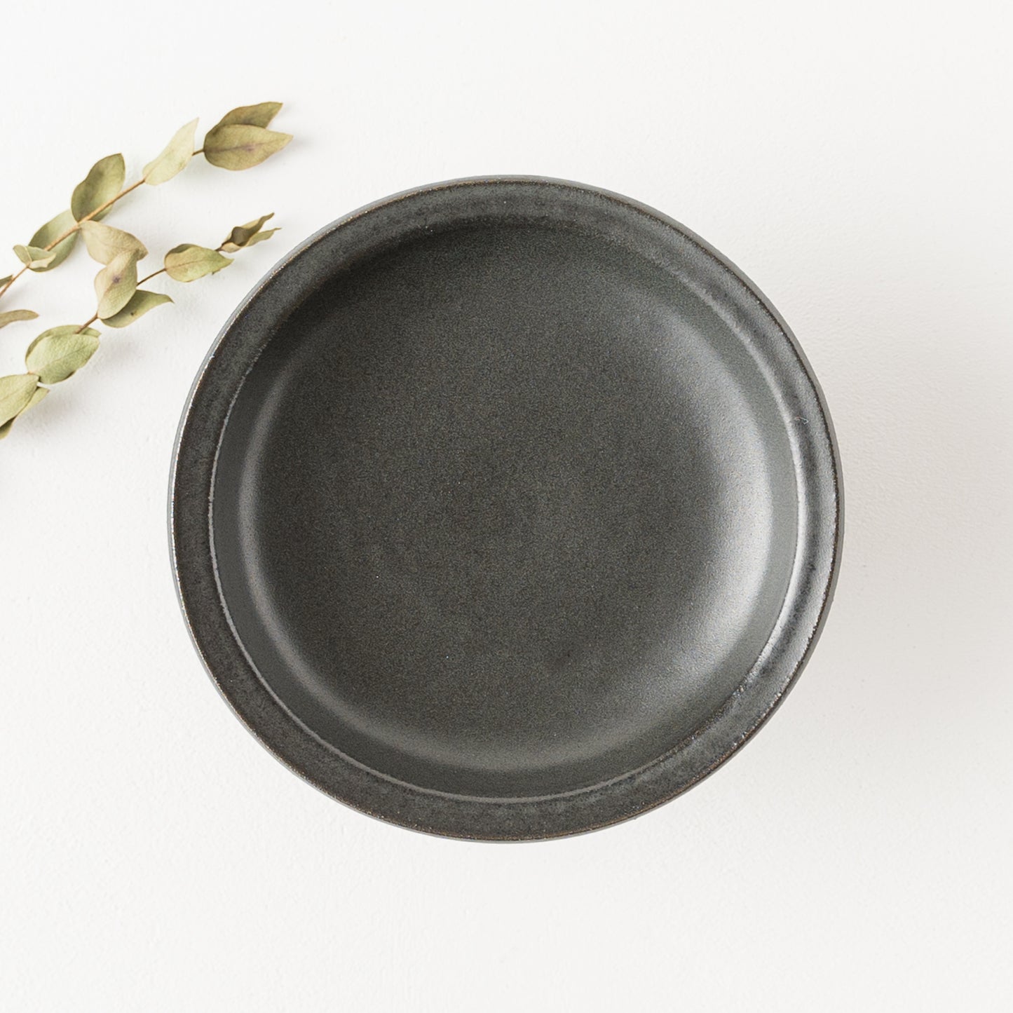 グレーがかった黒に温もりを感じるyoshida potteryの高杯皿