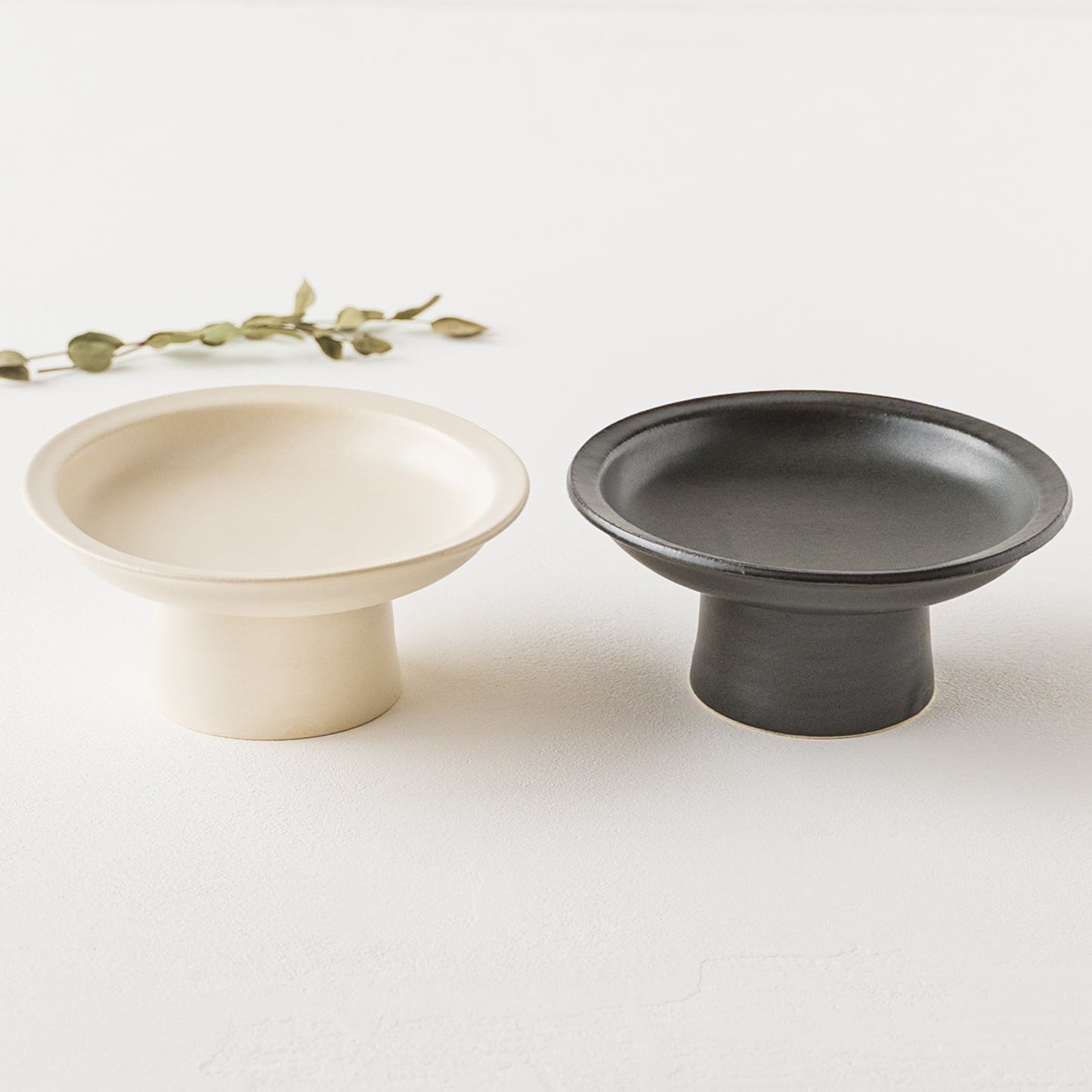 食卓を華やかに彩ってくれるyoshida potteryの高杯皿