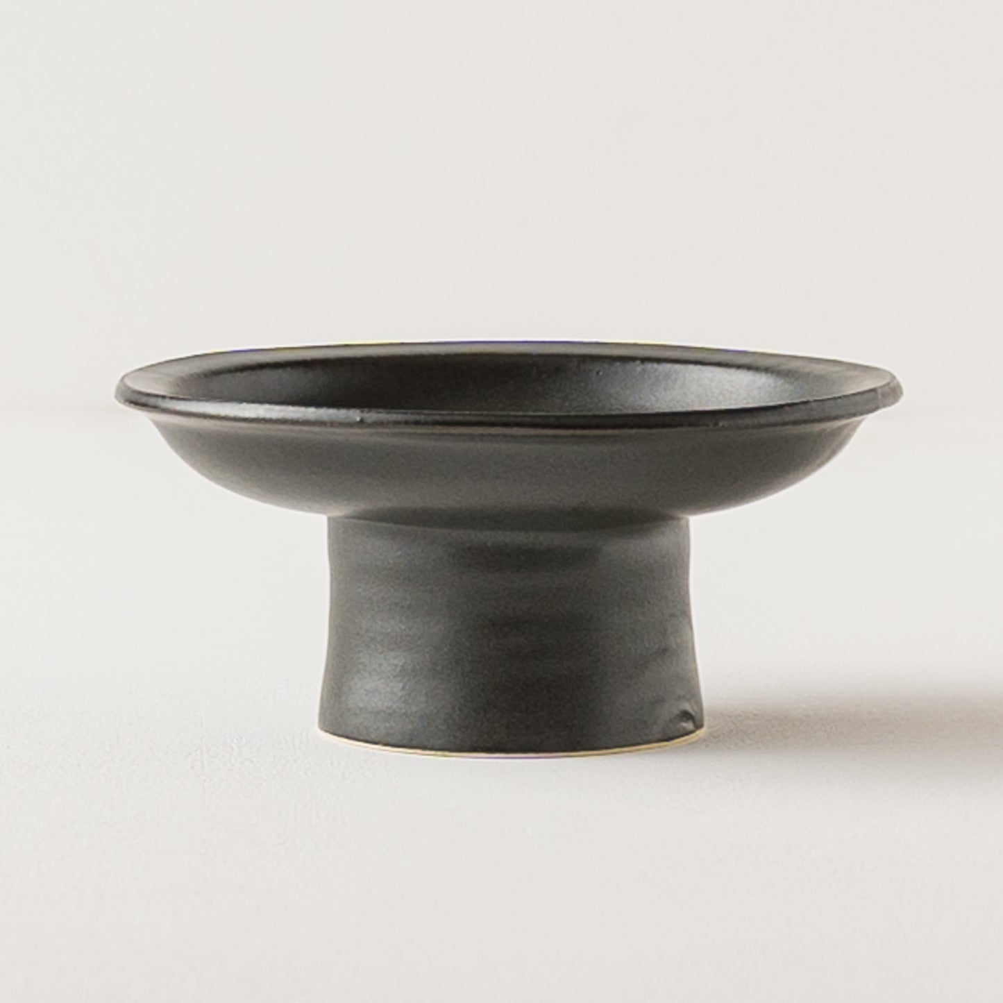 佇まいが美しいyoshida potteryの高杯皿