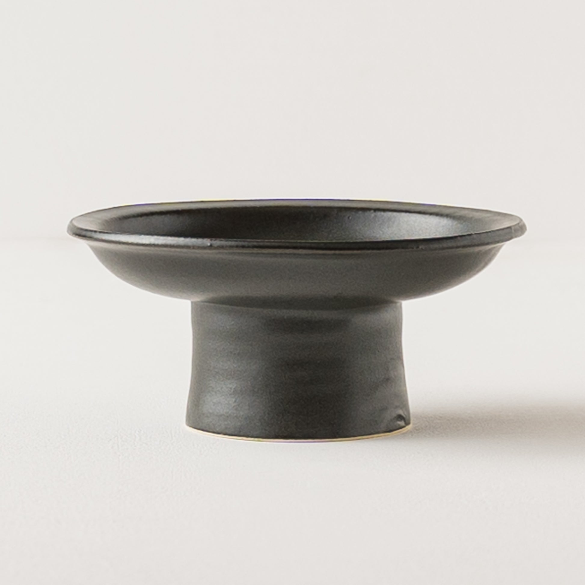 佇まいが美しいyoshida potteryの高杯皿