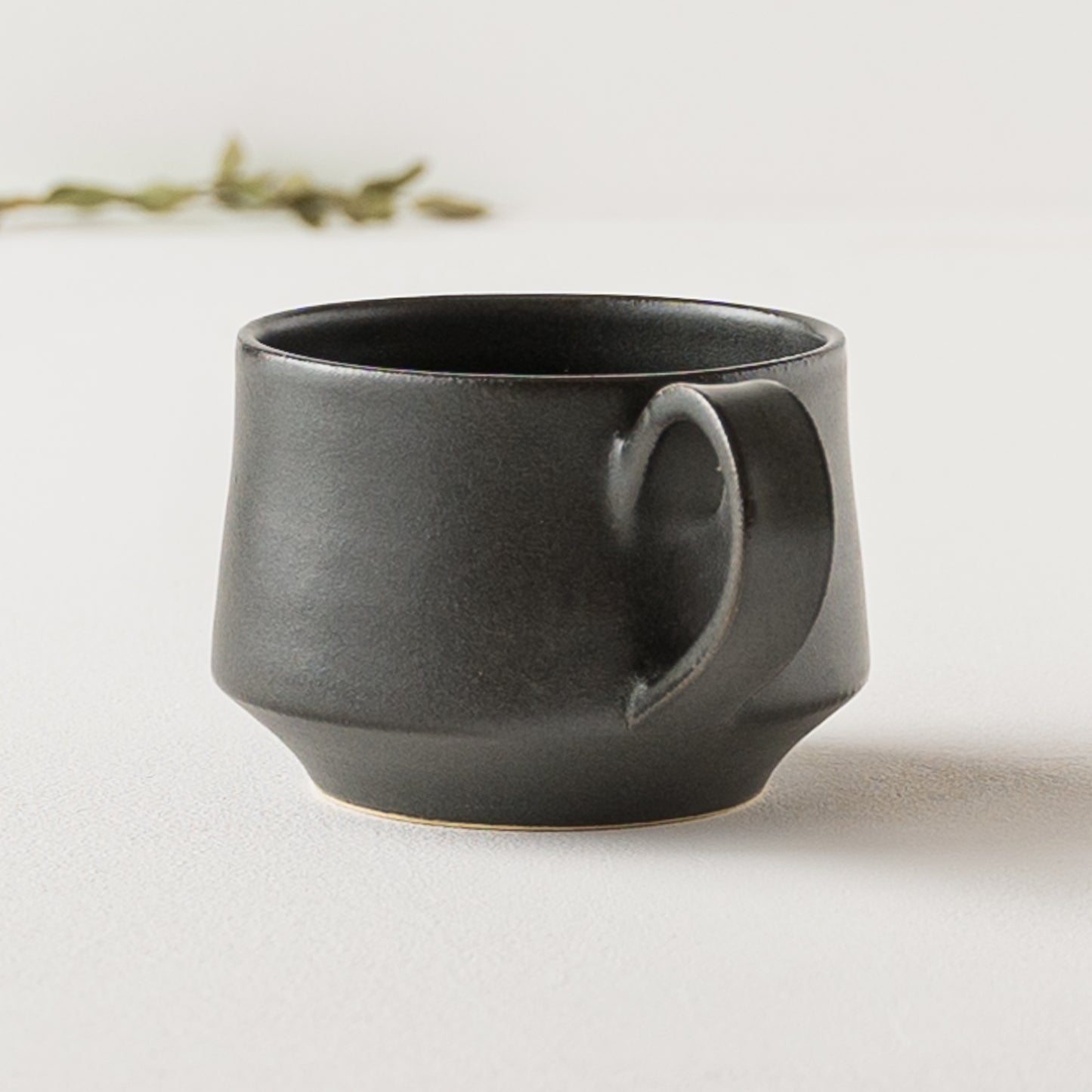 富士山型のフォルムが美しいyoshida potteryのコーヒーカップ