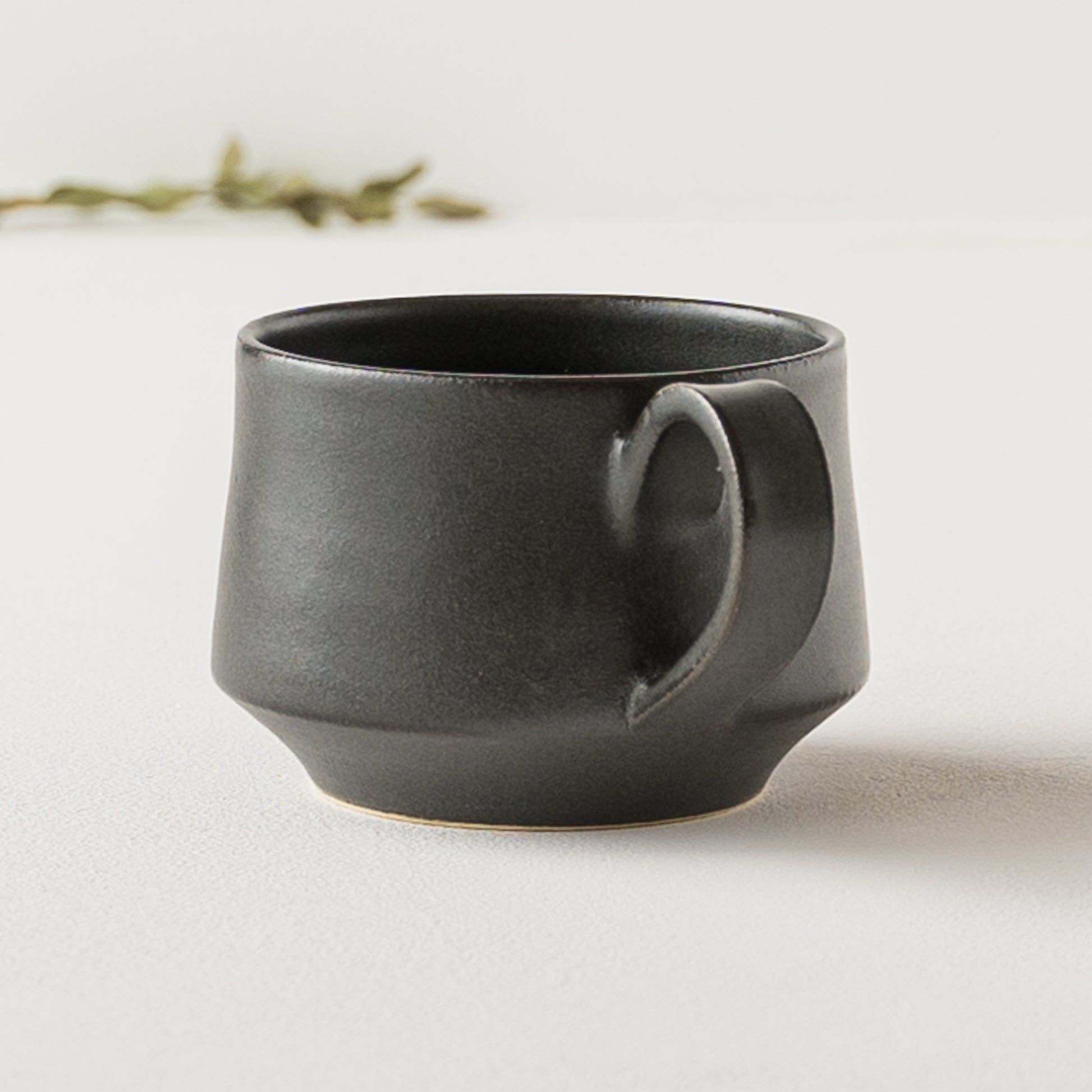 富士山型のフォルムが美しいyoshida potteryのコーヒーカップ