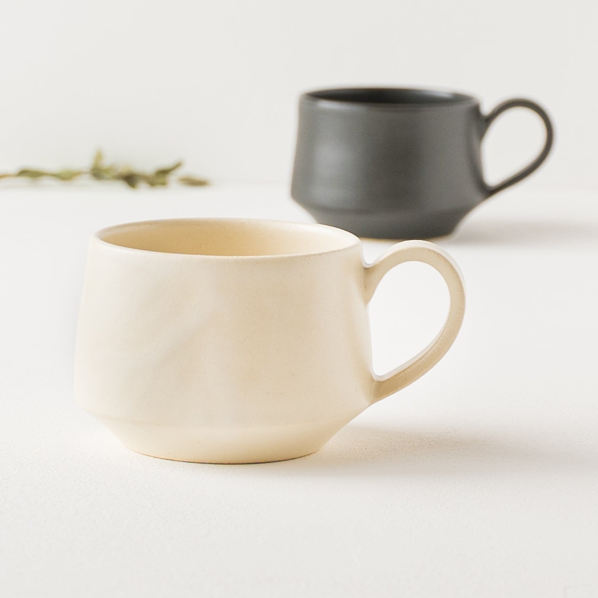 富士山型のフォルムが美しいyoshida potteryのコーヒーカップ