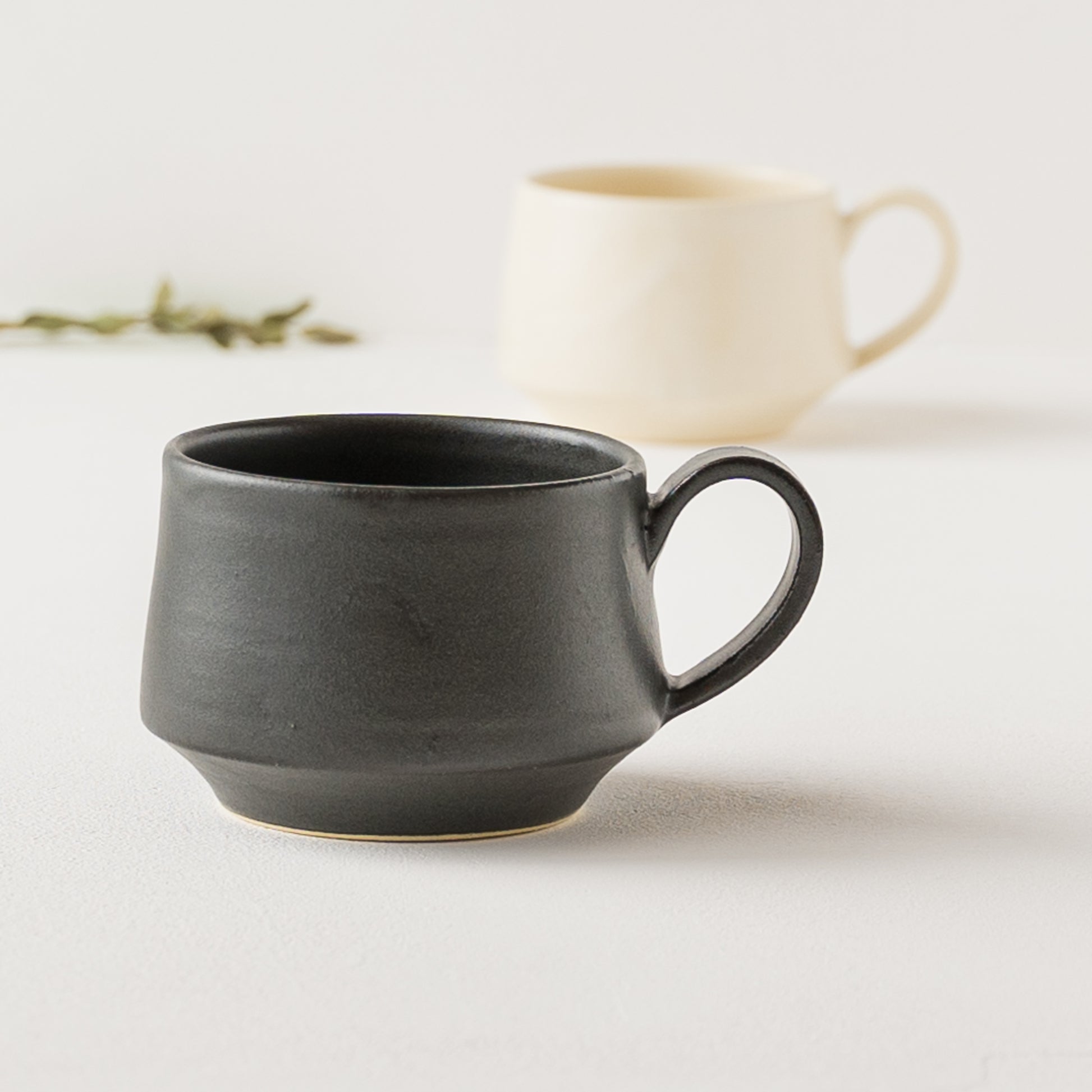 食卓を素敵に彩ってくれるyoshida potteryのコーヒーカップ