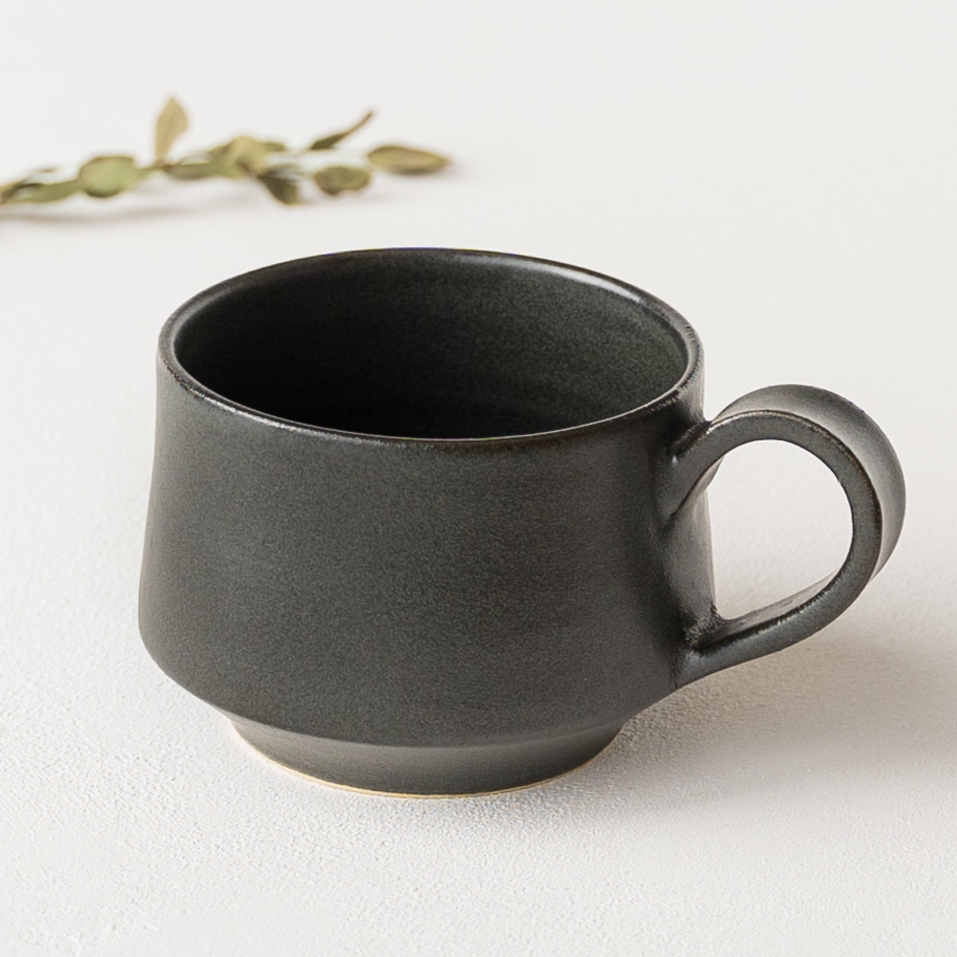 温もりを感じる黒が美しいyoshida potteryのコーヒーカップ