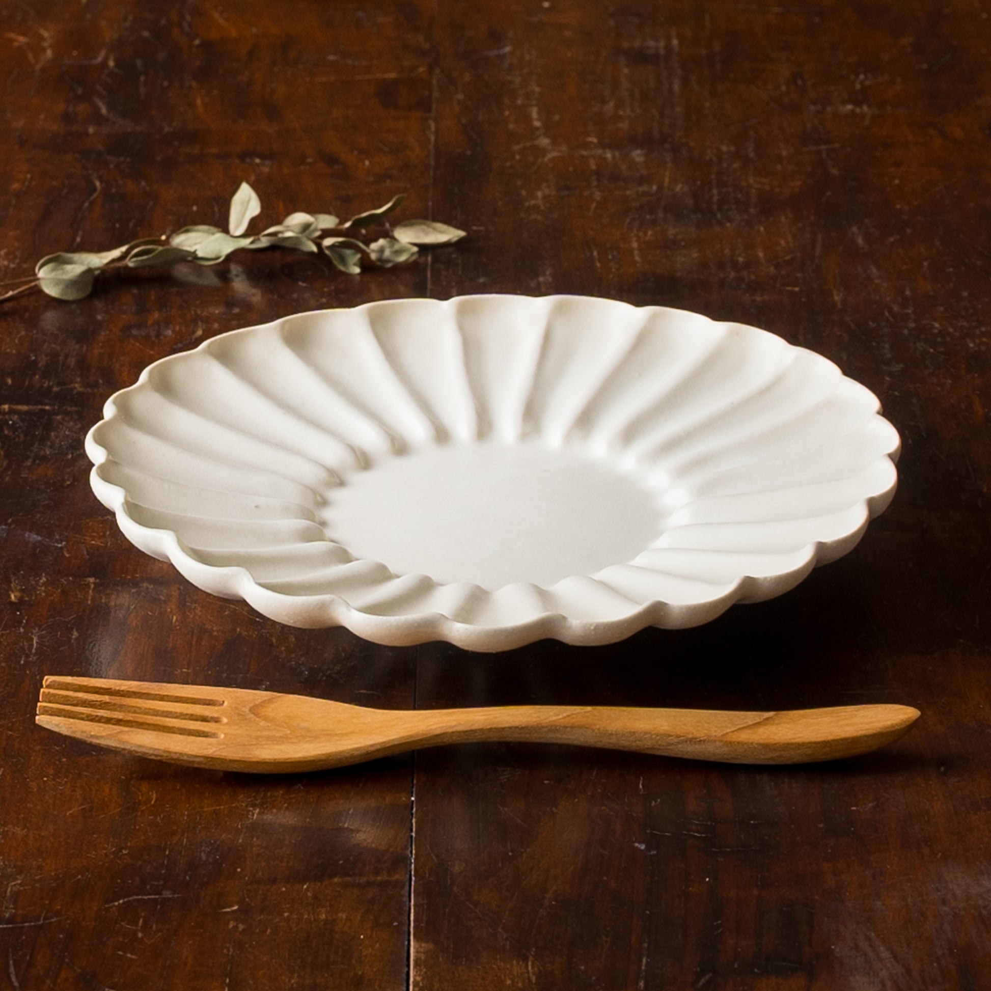 ワンプレート料理がおしゃれになるyoshida potteryの輪花皿