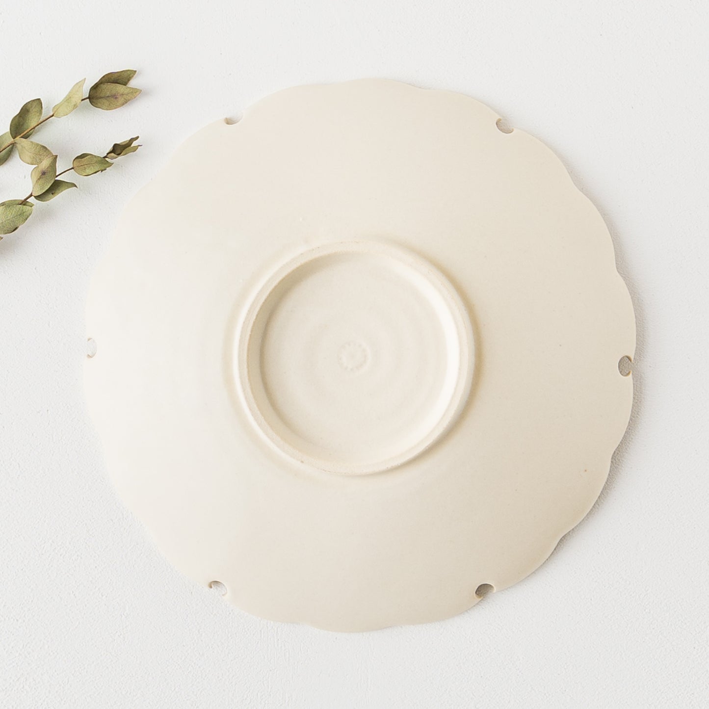 食卓を上品に彩ってくれるyoshida potteryの雪輪皿