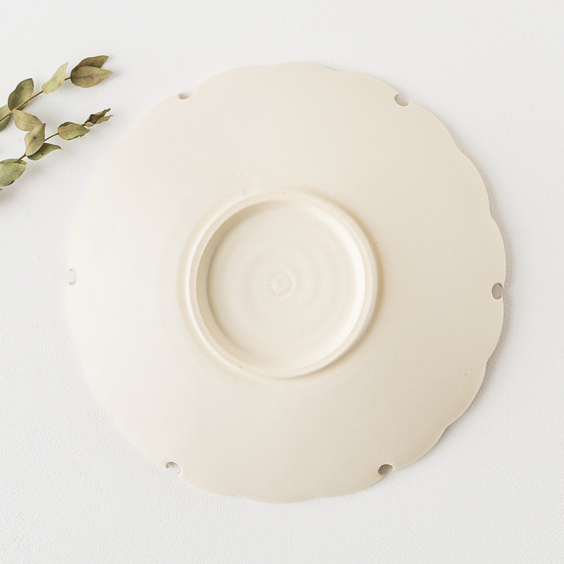 食卓を上品に彩ってくれるyoshida potteryの雪輪皿